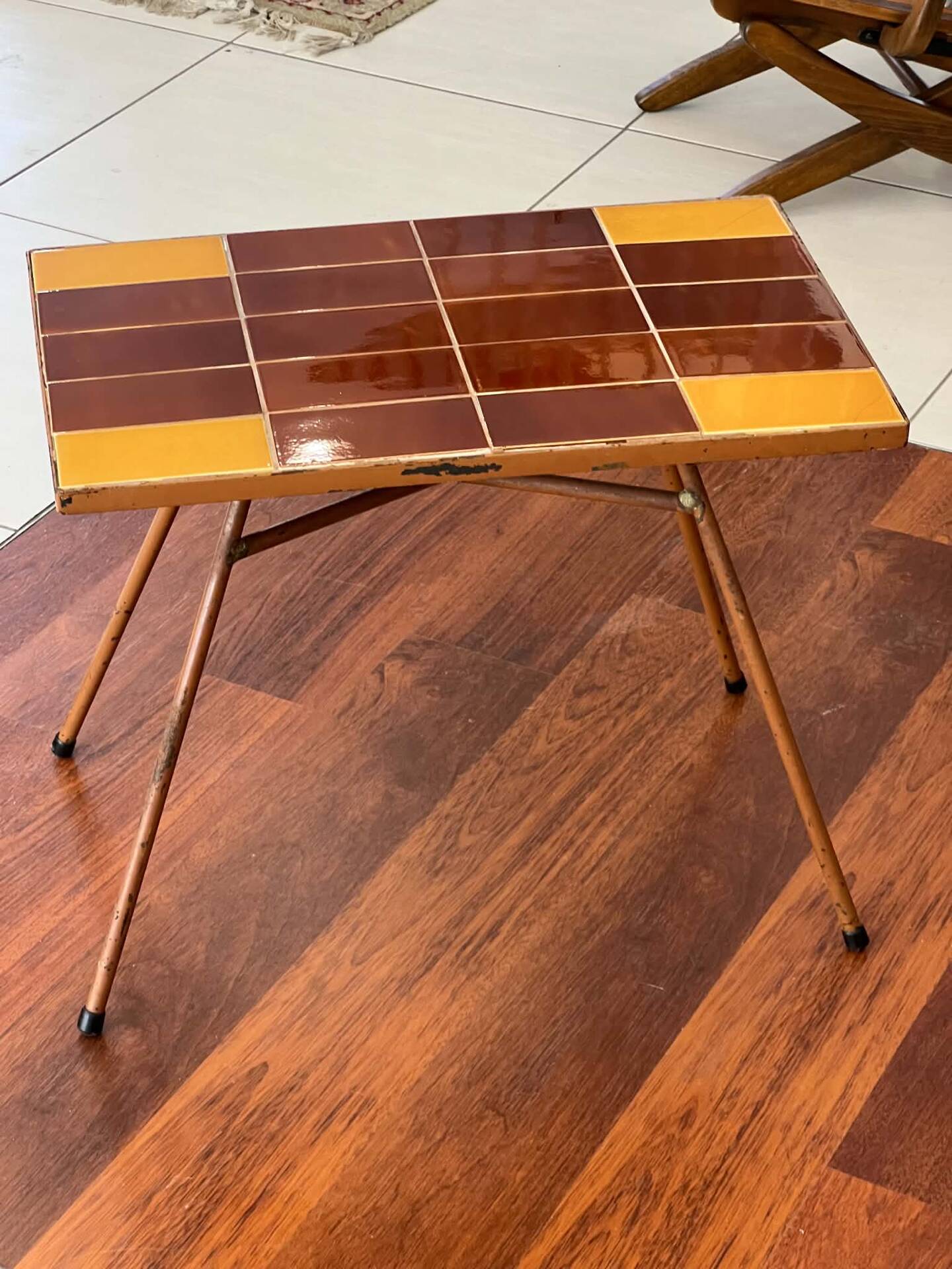 Table d’appoint, bout de canapé en céramique marron et jaune