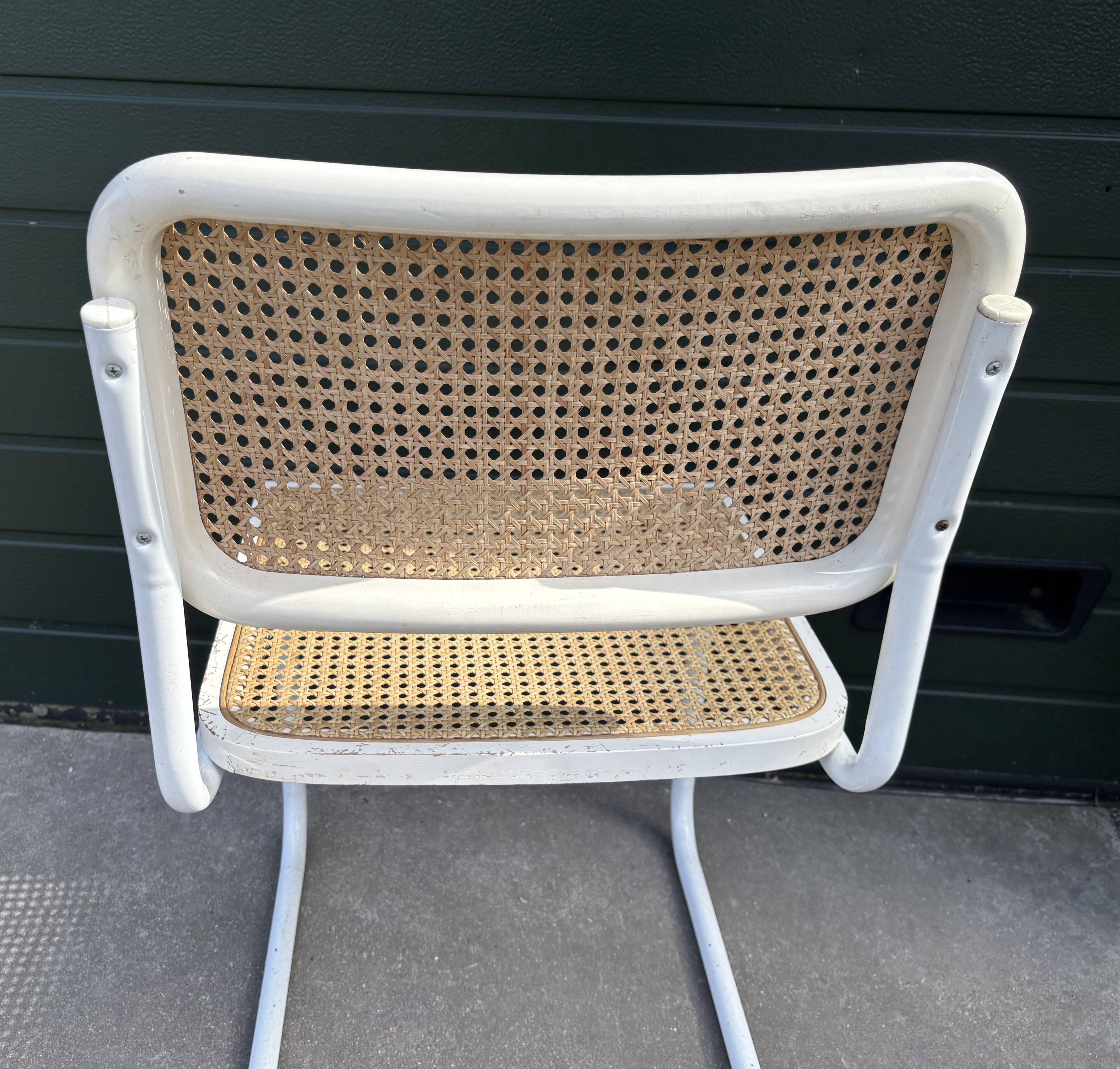 Set of 4 Cesca b32 model chairs in white dining chair