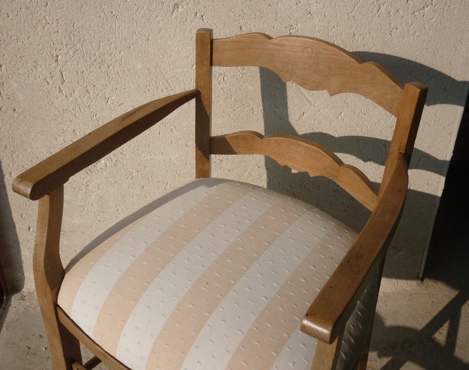 Low back armrest chair