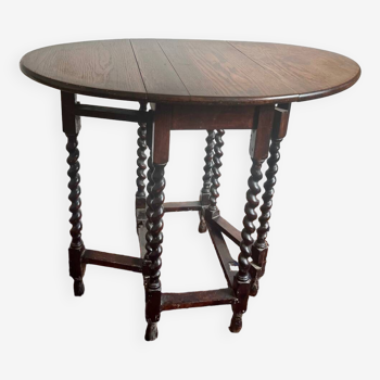 Table d’appoint ancienne aux pieds torsadés