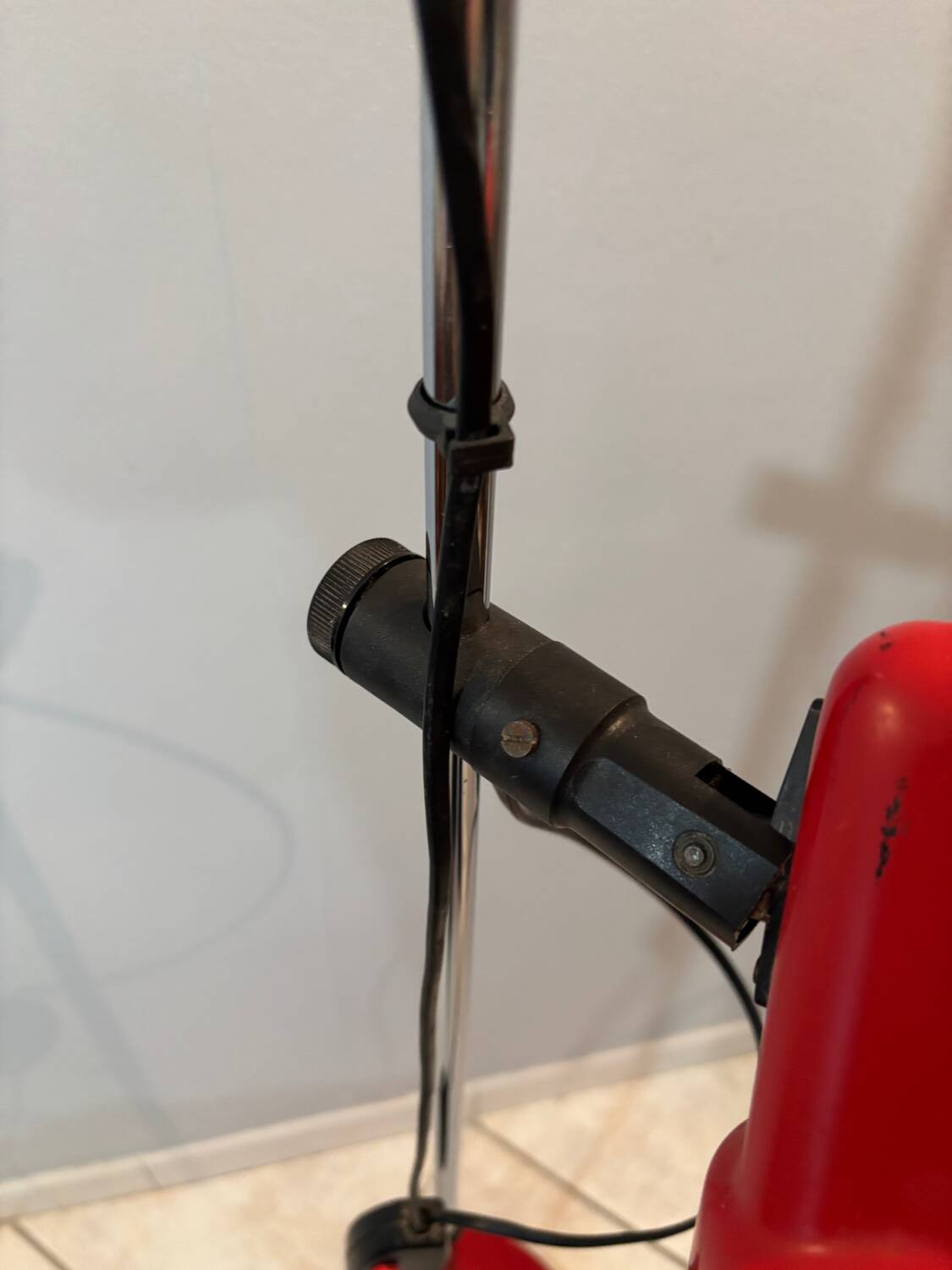 Vrieland vintage two-lamp floor lamp from the 1980s.