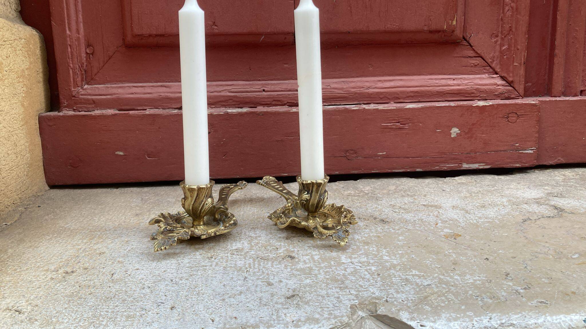 Pair of hand candlesticks / bronze candle holders