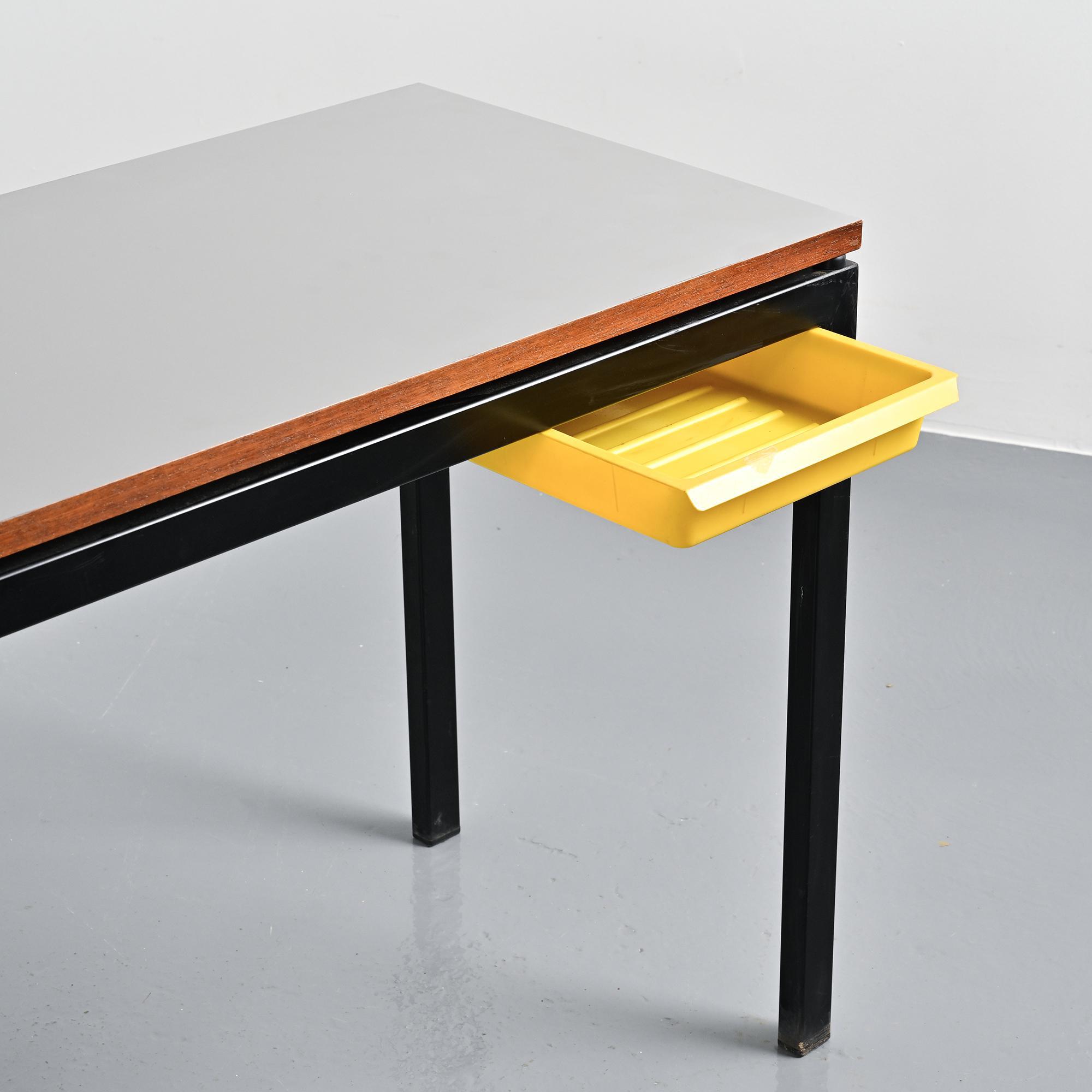 Bureau Cansado par Charlotte Perriand, circa 1962.