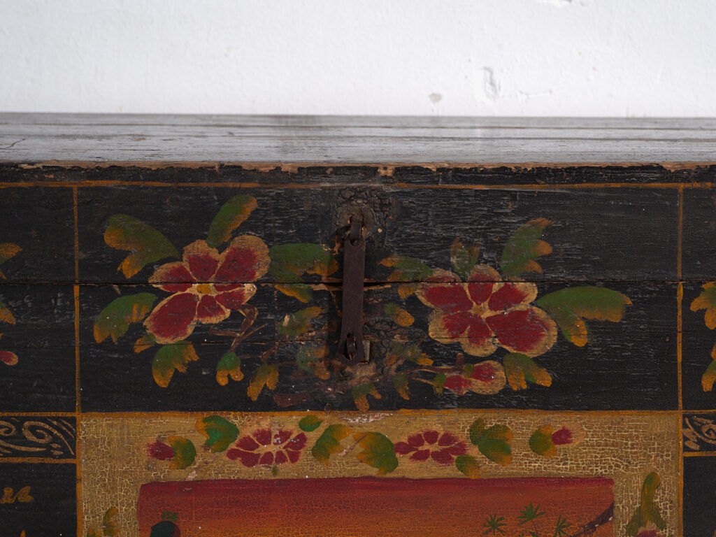 Coffre ancien peint en bois de pin – Chine, vers 1900
