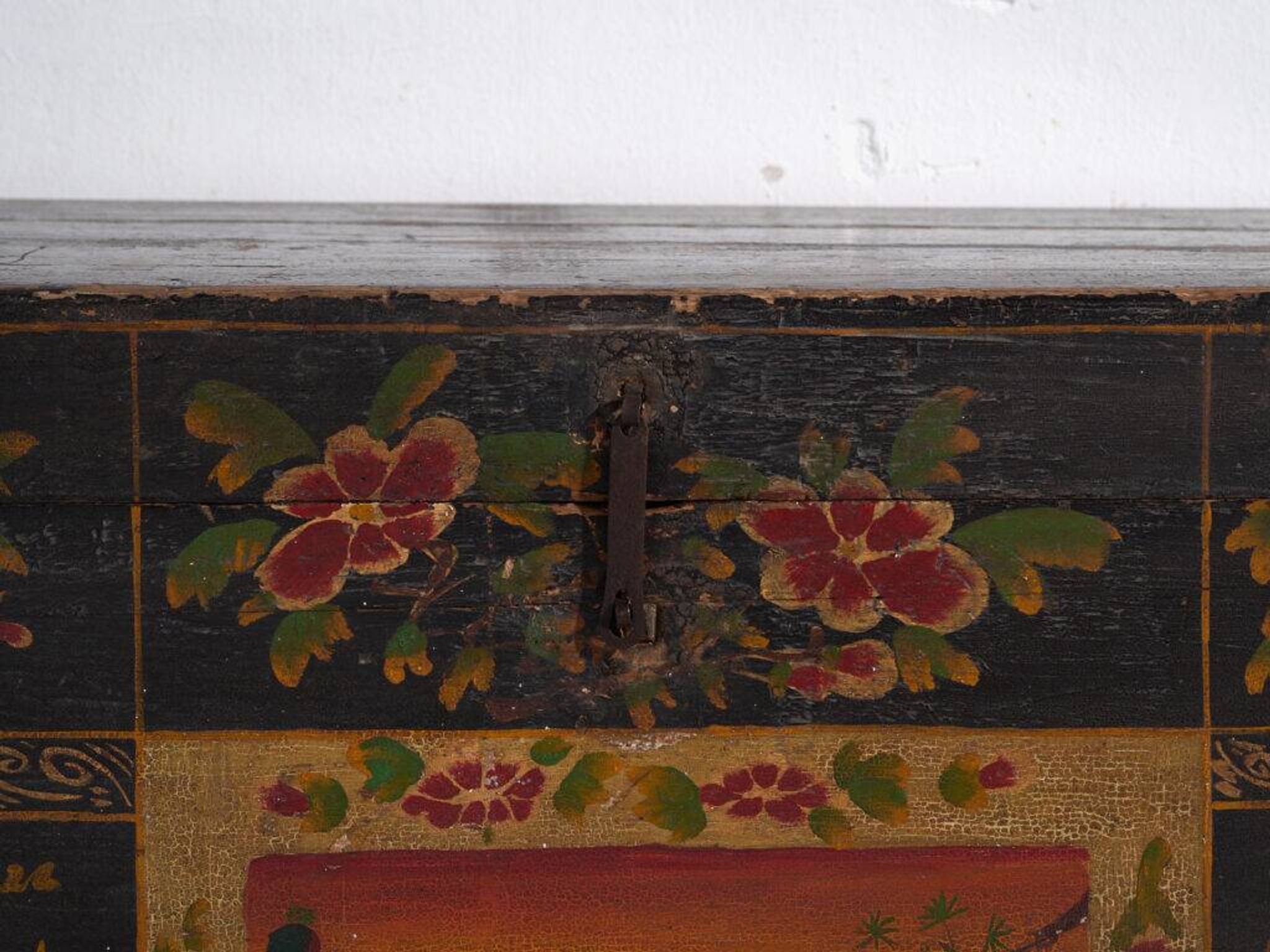 Coffre ancien peint en bois de pin – Chine, vers 1900