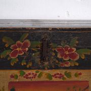 Coffre ancien peint en bois de pin – Chine, vers 1900