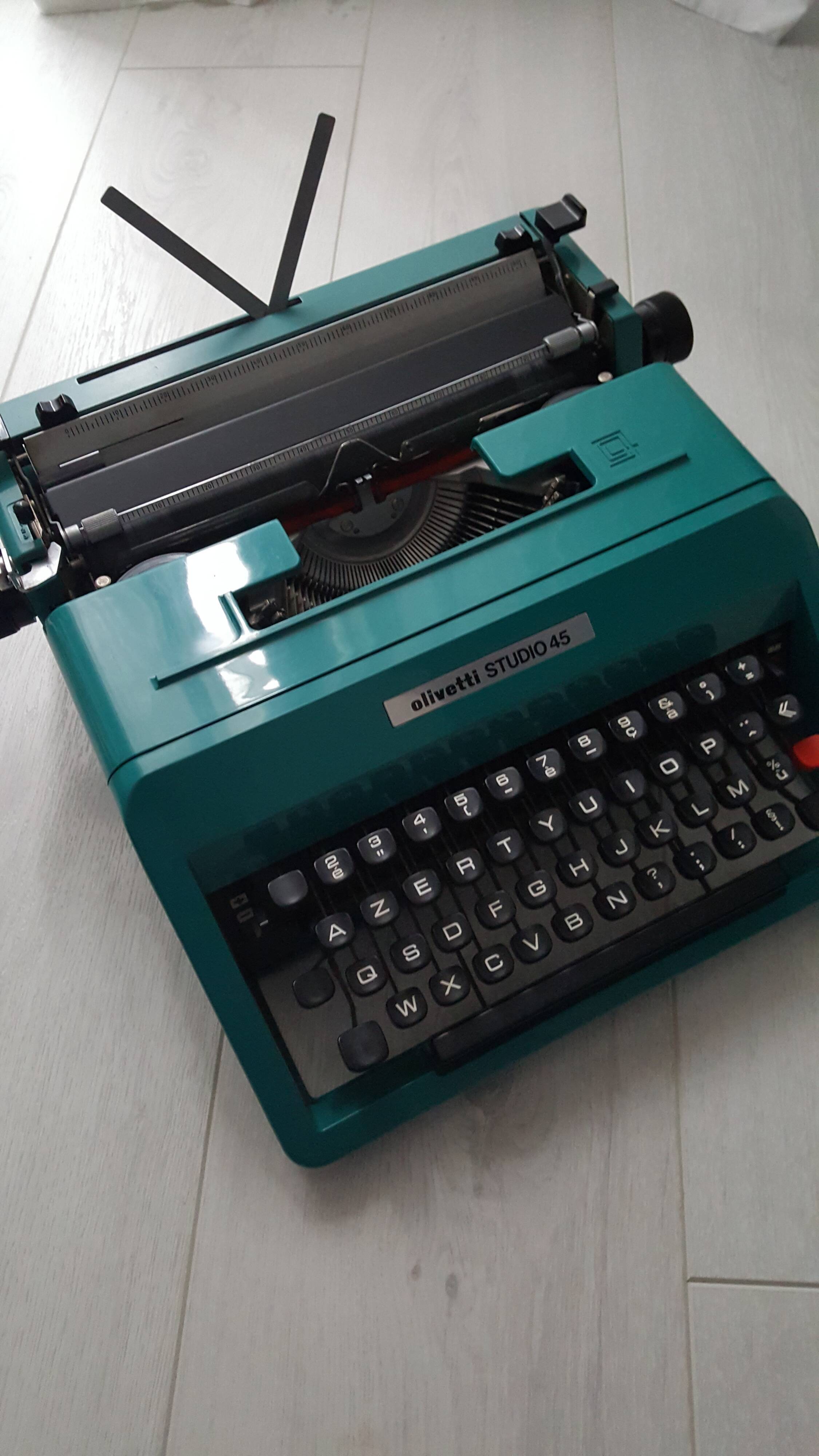 Studio 45 with his suitcase olivetti typewriter