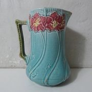 Ancien vase pichet en barbotine art déco turquoise à fleurs