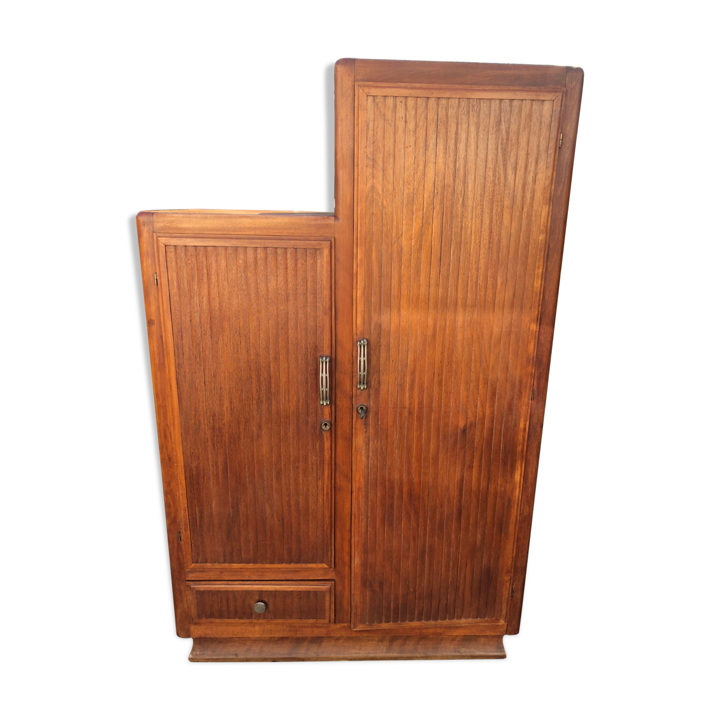 Asymmetrical cabinet