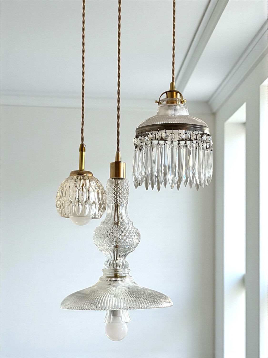 Suspension cascade triple Holophanes and vintage pendants