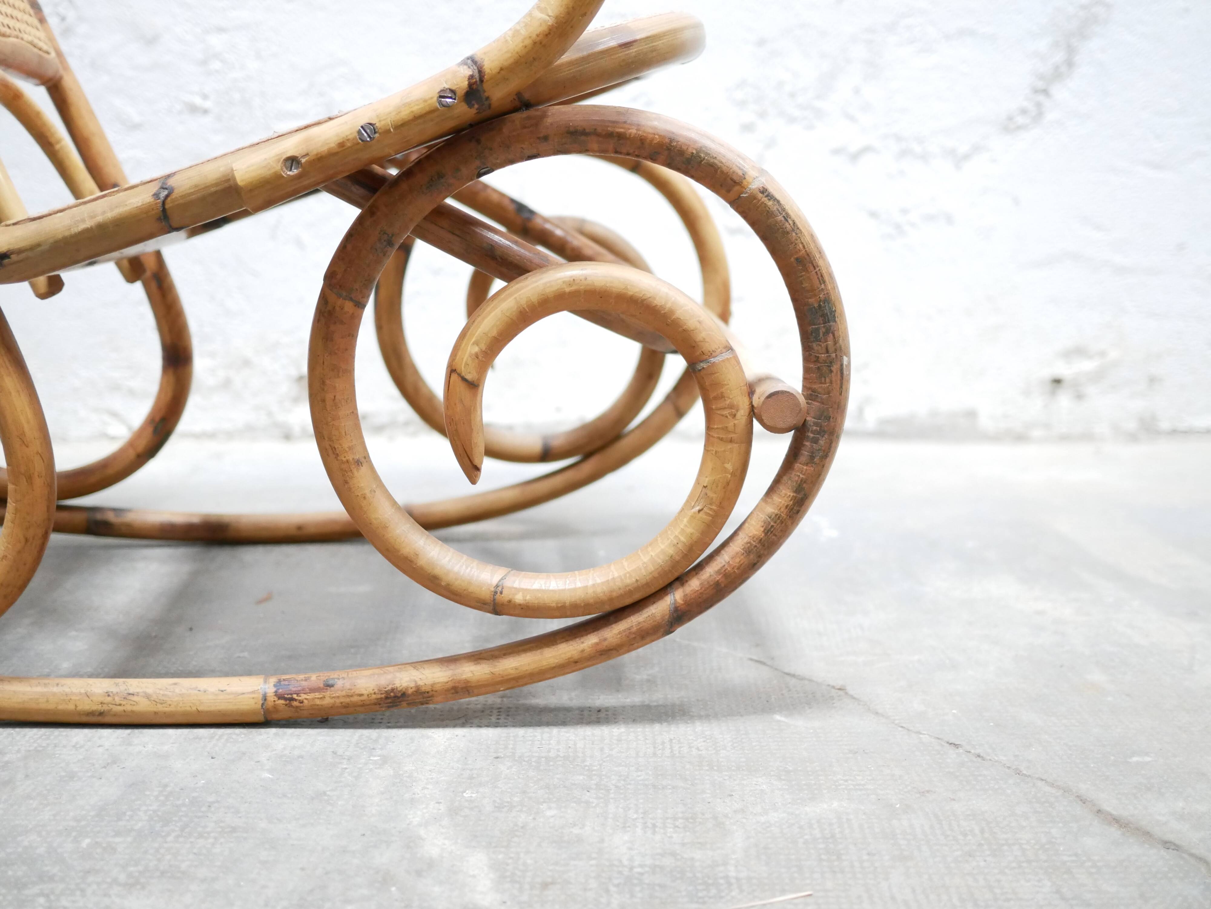 Fauteuil à bascule vintage en rotin et cannage