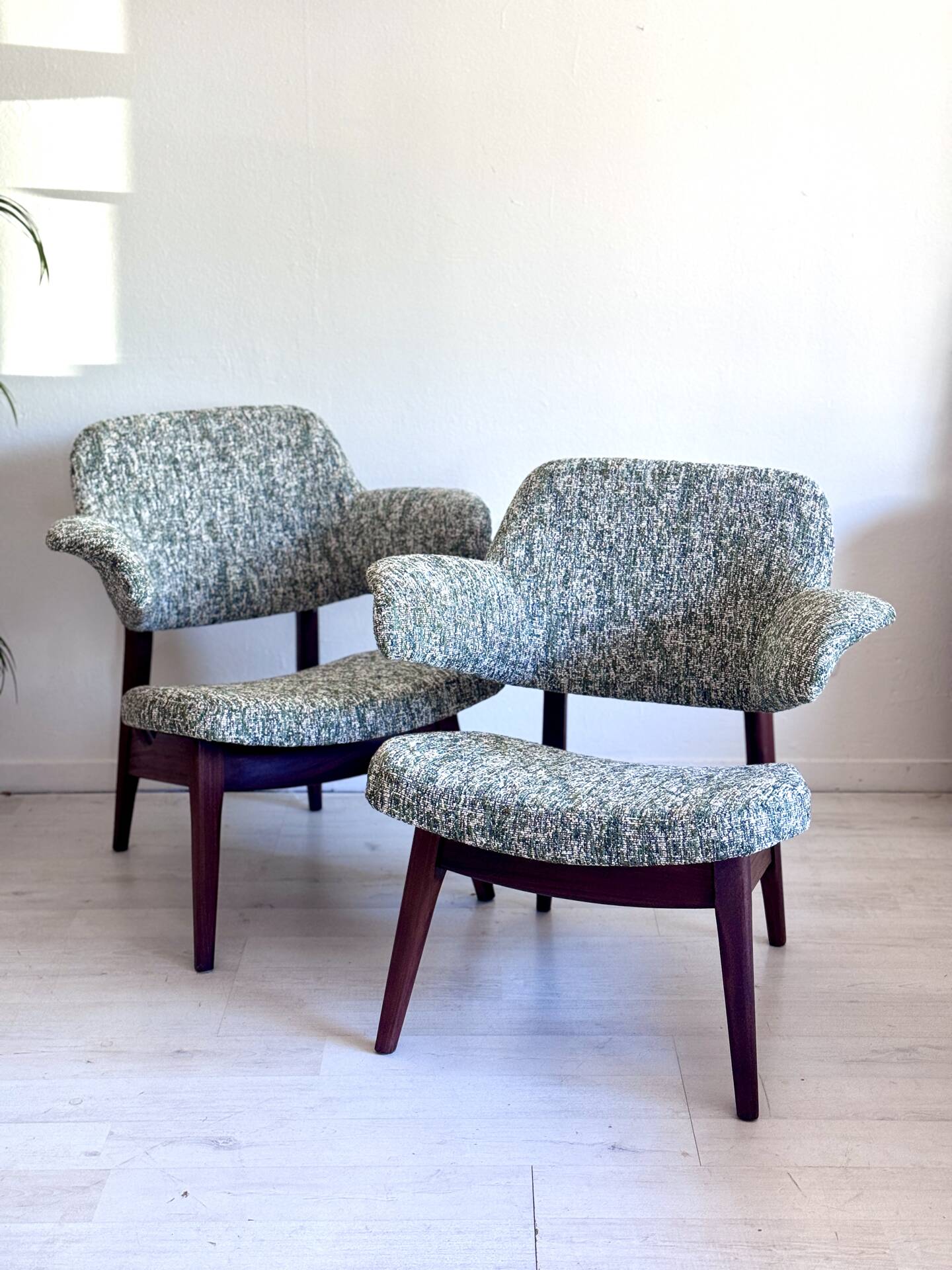 Ensemble de deux chaises Penguin Louis van Teeffelen des années 1960.
