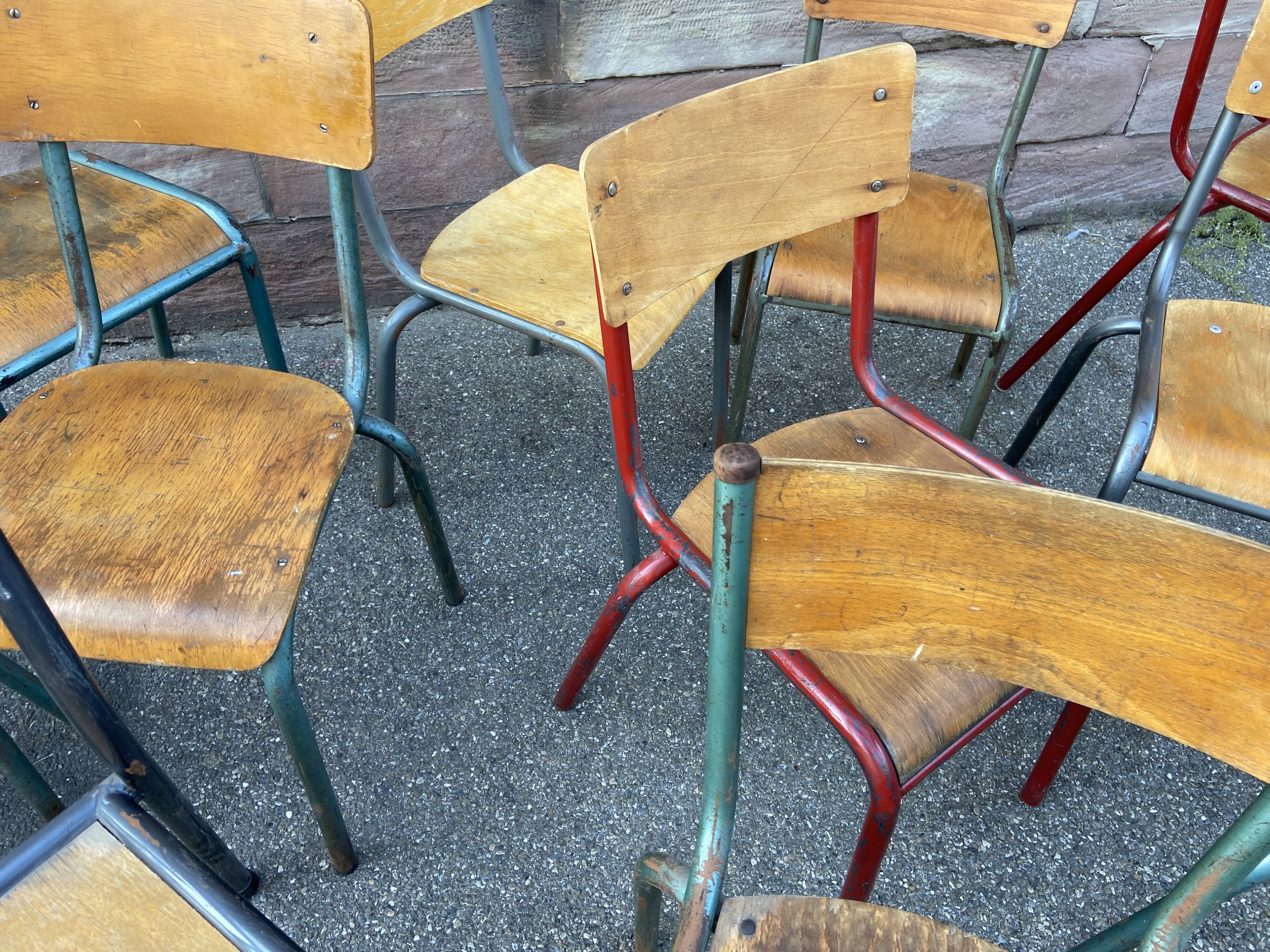 Suite de 15 chaises dépareillées industrielle école vintage