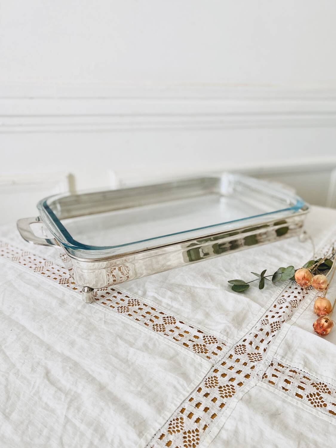 Rectangular Pyrex dish on silver metal support