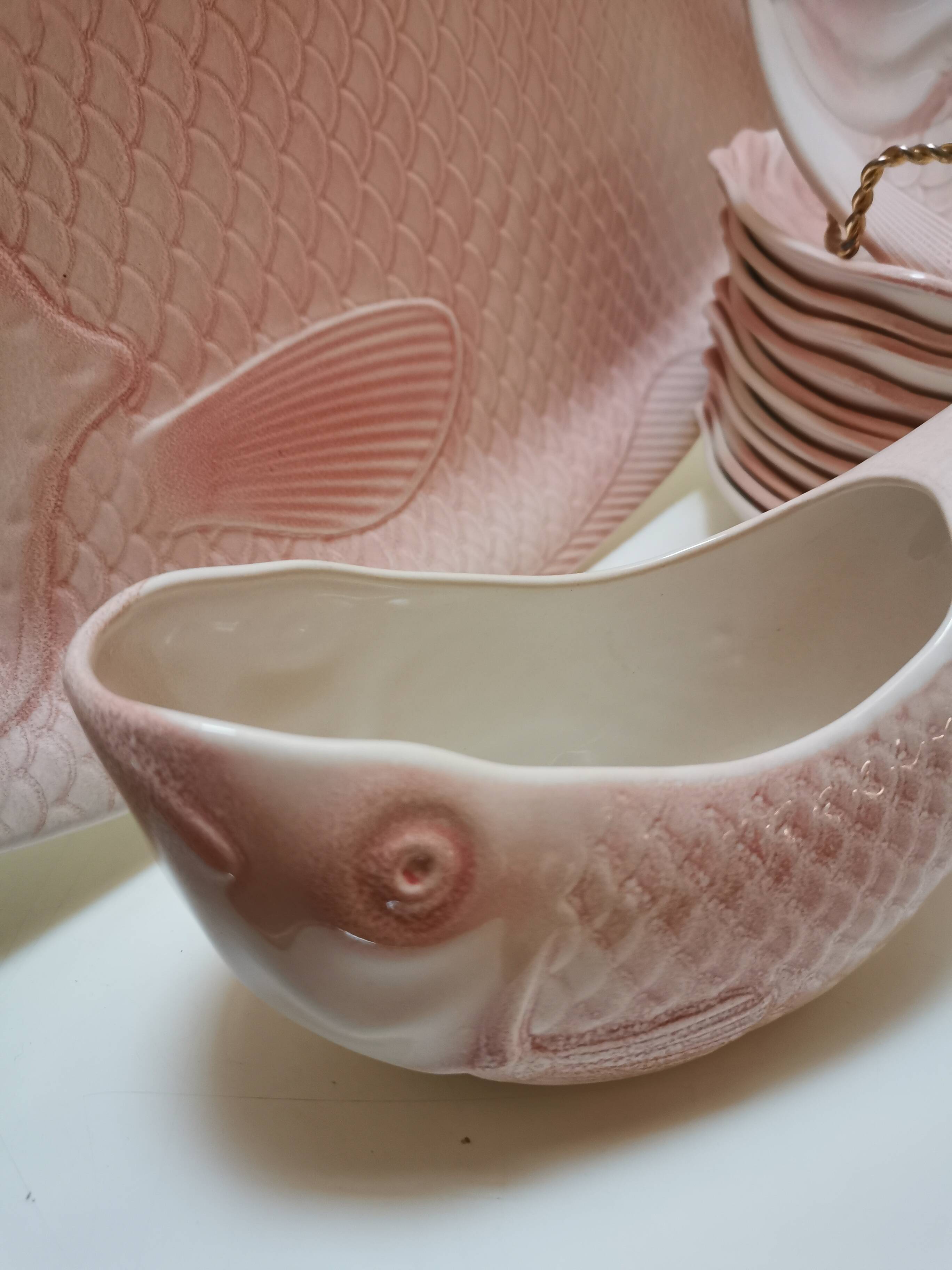 Ceramic fish service