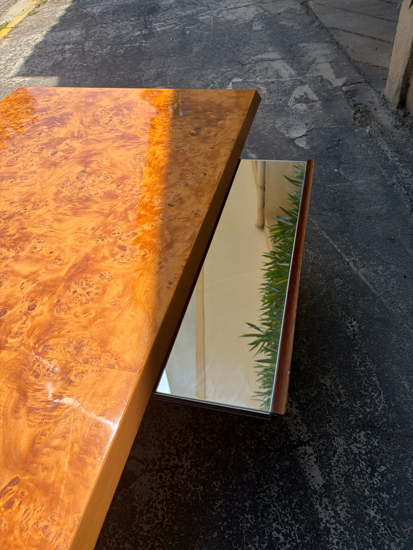 Coffee table in elm burl with 2 mirrored drawers from the 1970s.