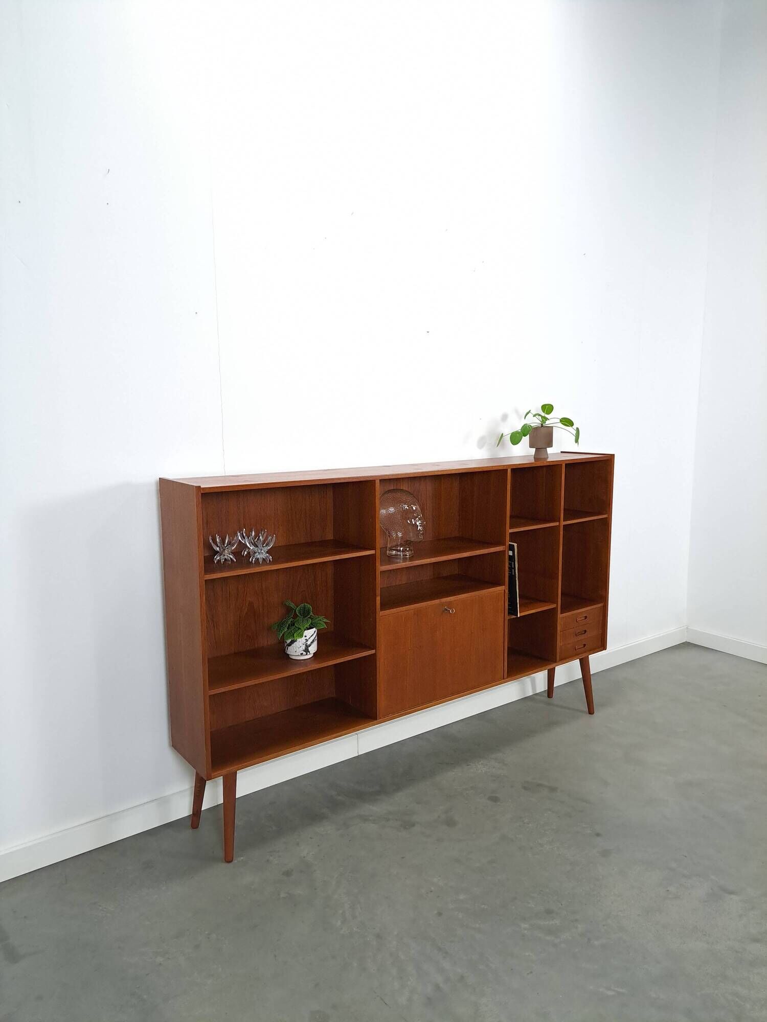 Deens teak brede LP kast met planken, lades en bar met spiegel