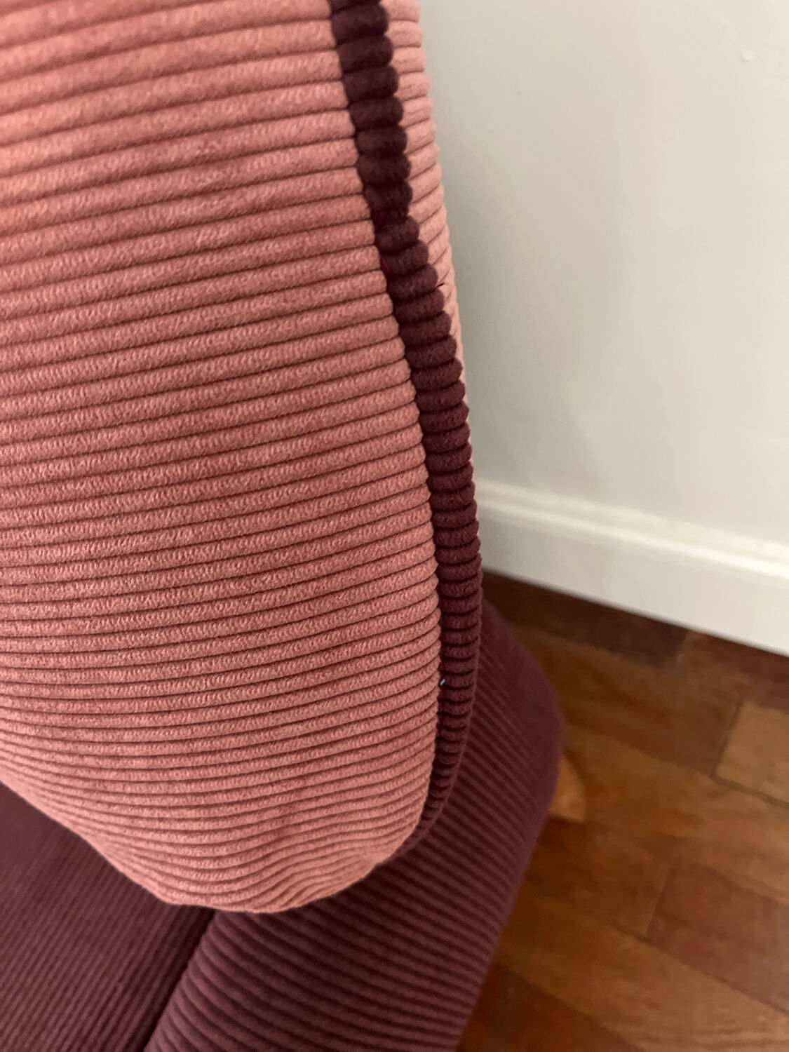 Siège, pouf vintage en velours côtelé rose et violine