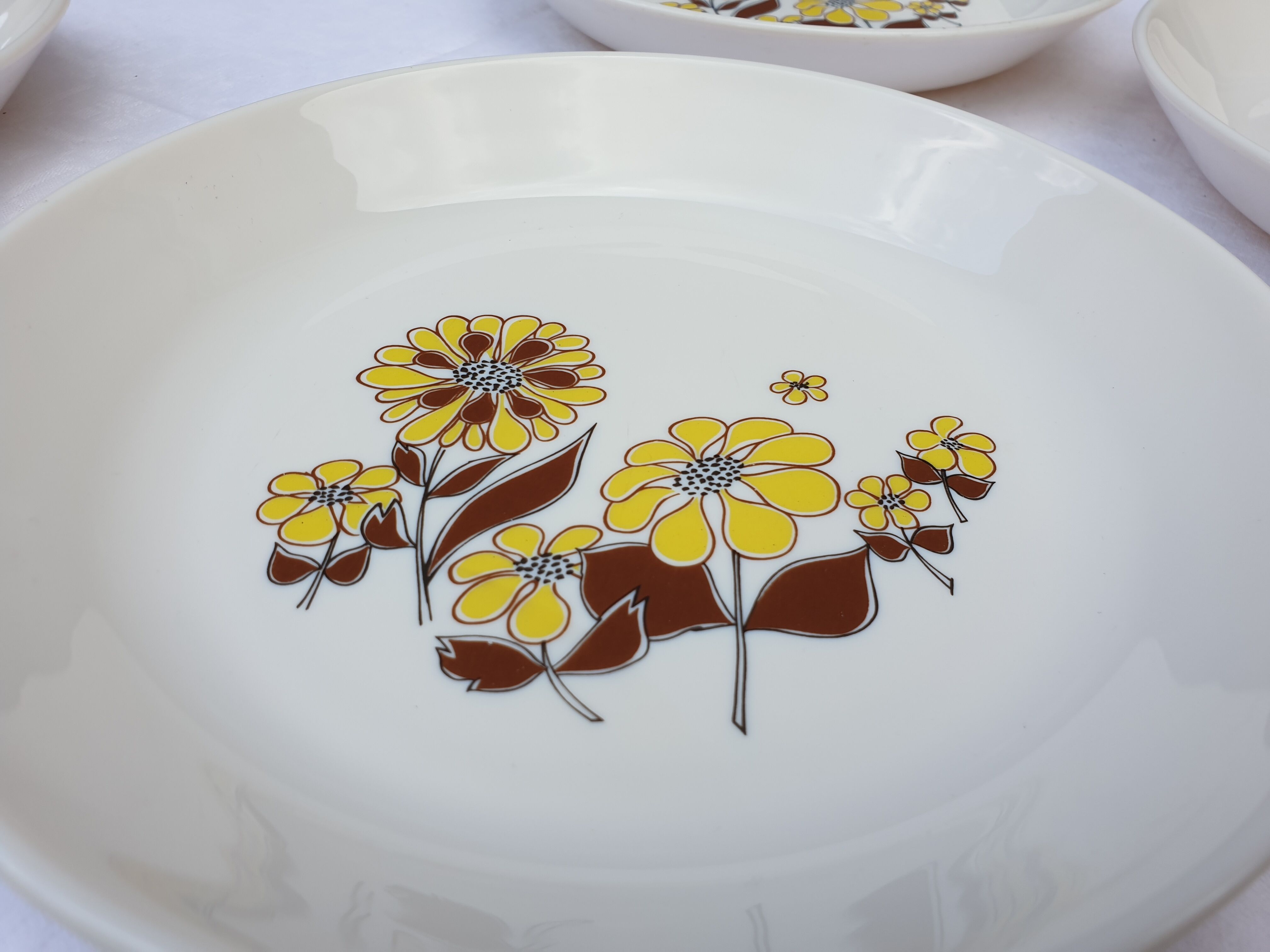 Set 14 plates Marguerites pop design 1970 Sovirel