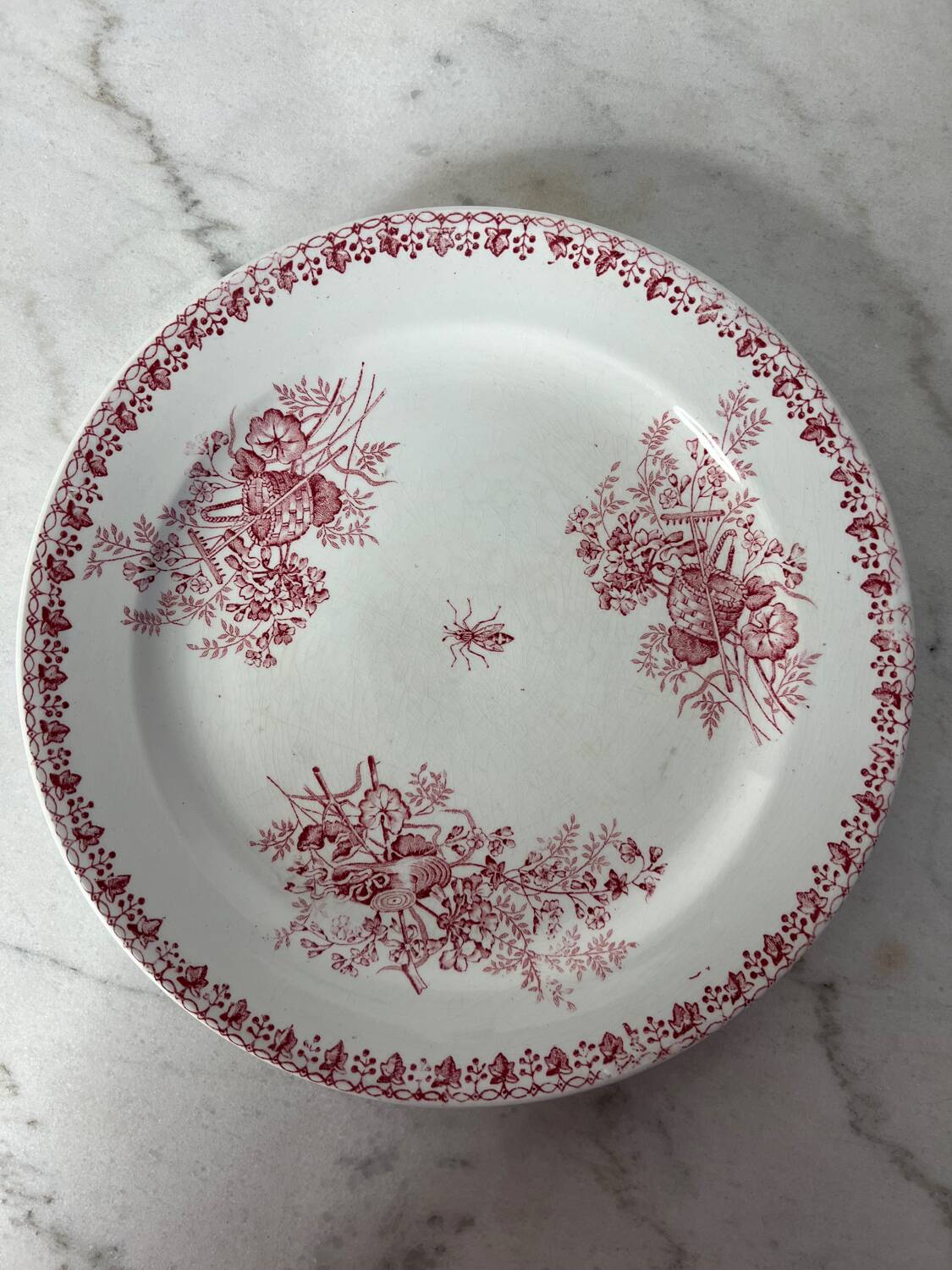 Round presentation dish, iron earth, Onnaing Moisson