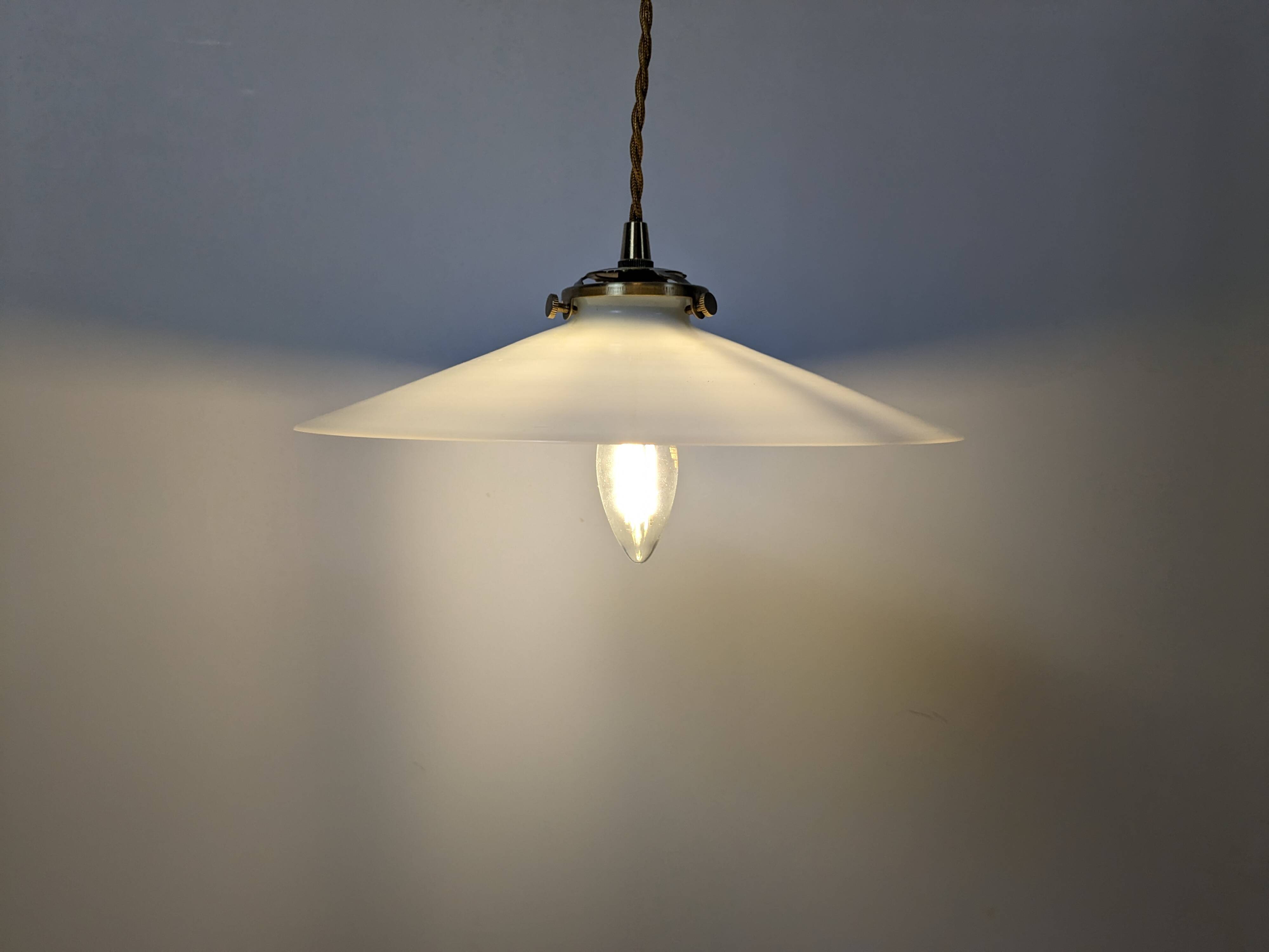 Suspension vintage en opaline blanche