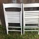 Paire de chaise pliante en bois blanc vintage