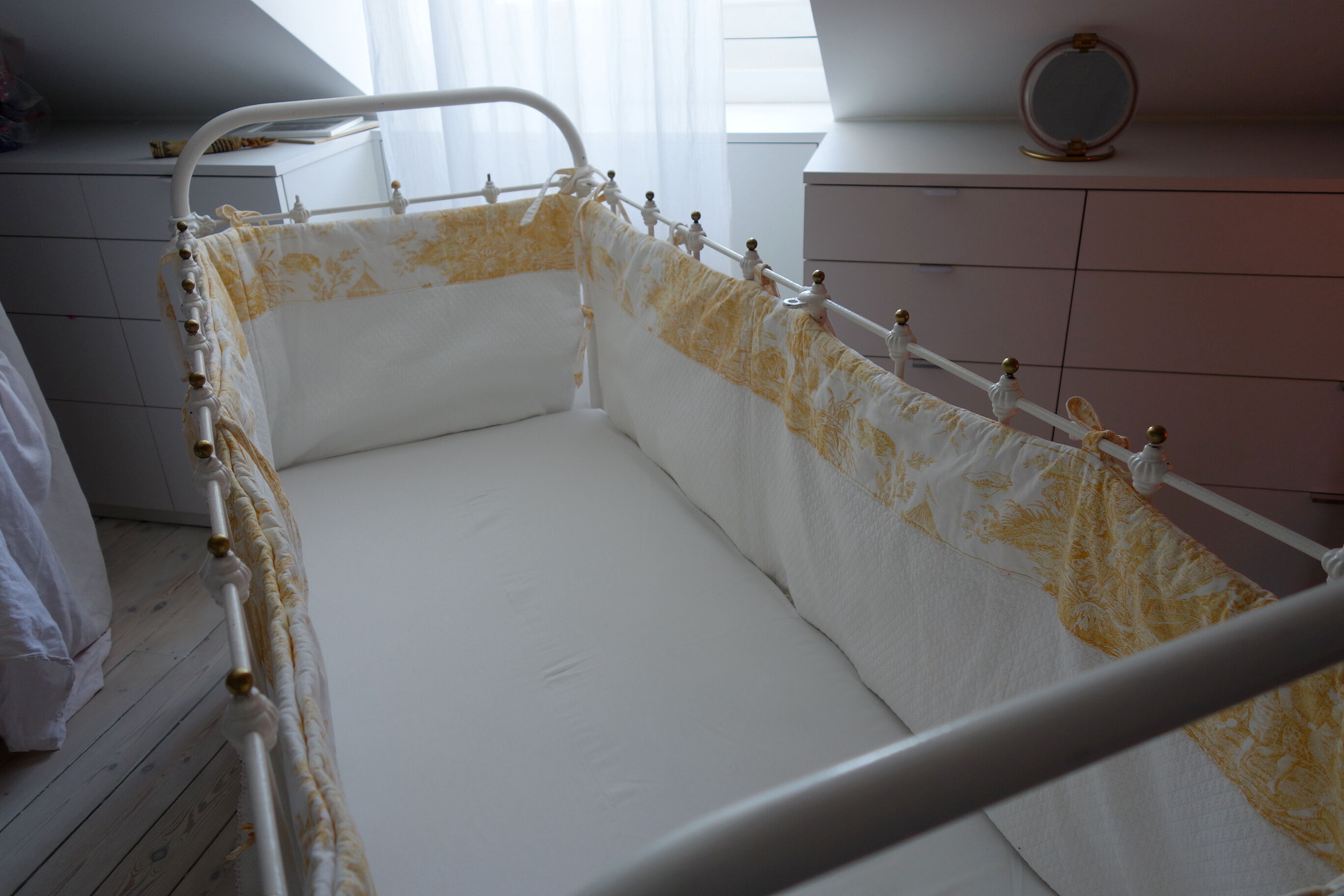 Old bed in wrought iron and brass balls