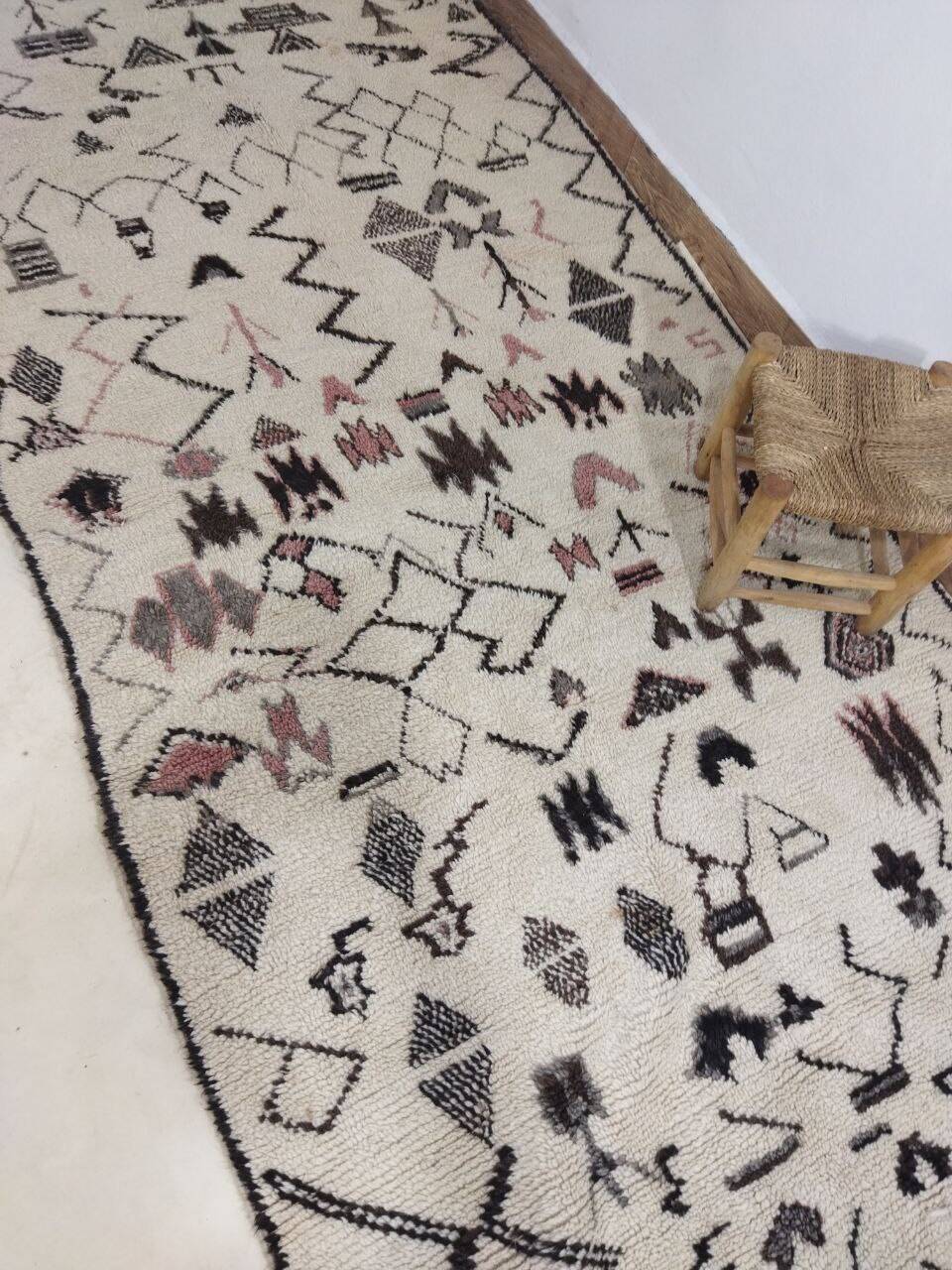 Vintage Berber rug 306 X 135 CM