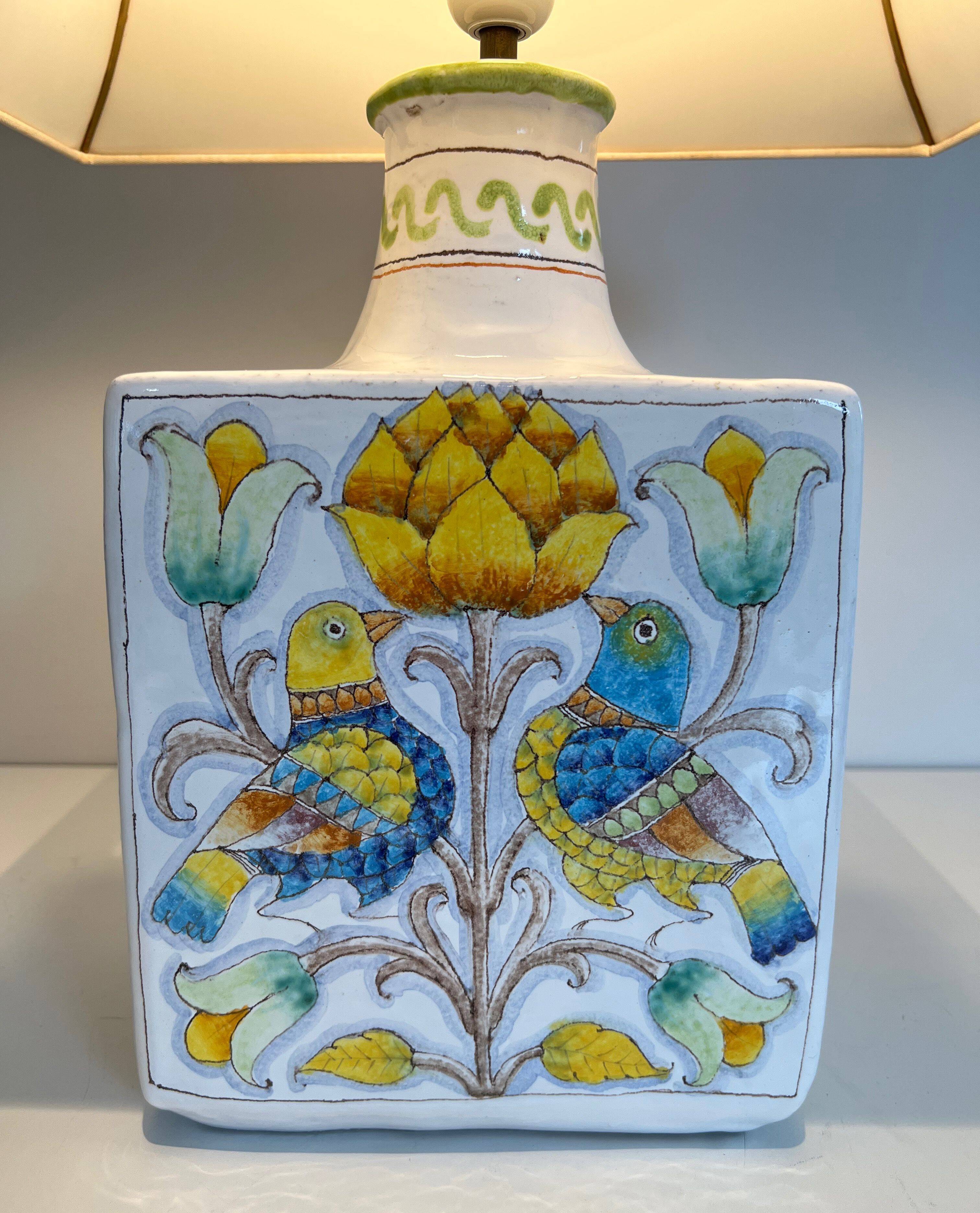 Lampe de table en faïence à décors d'oiseaux et de fleurs