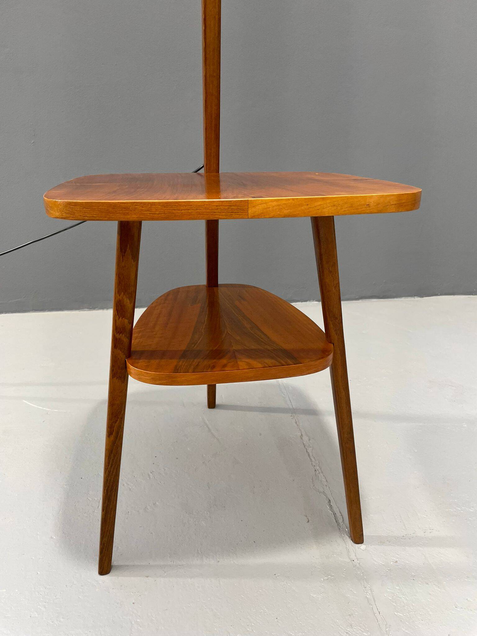 Lampadaire Art Déco avec verre laiteux et table d'appoint, Thonet, années 1950 – Czechos