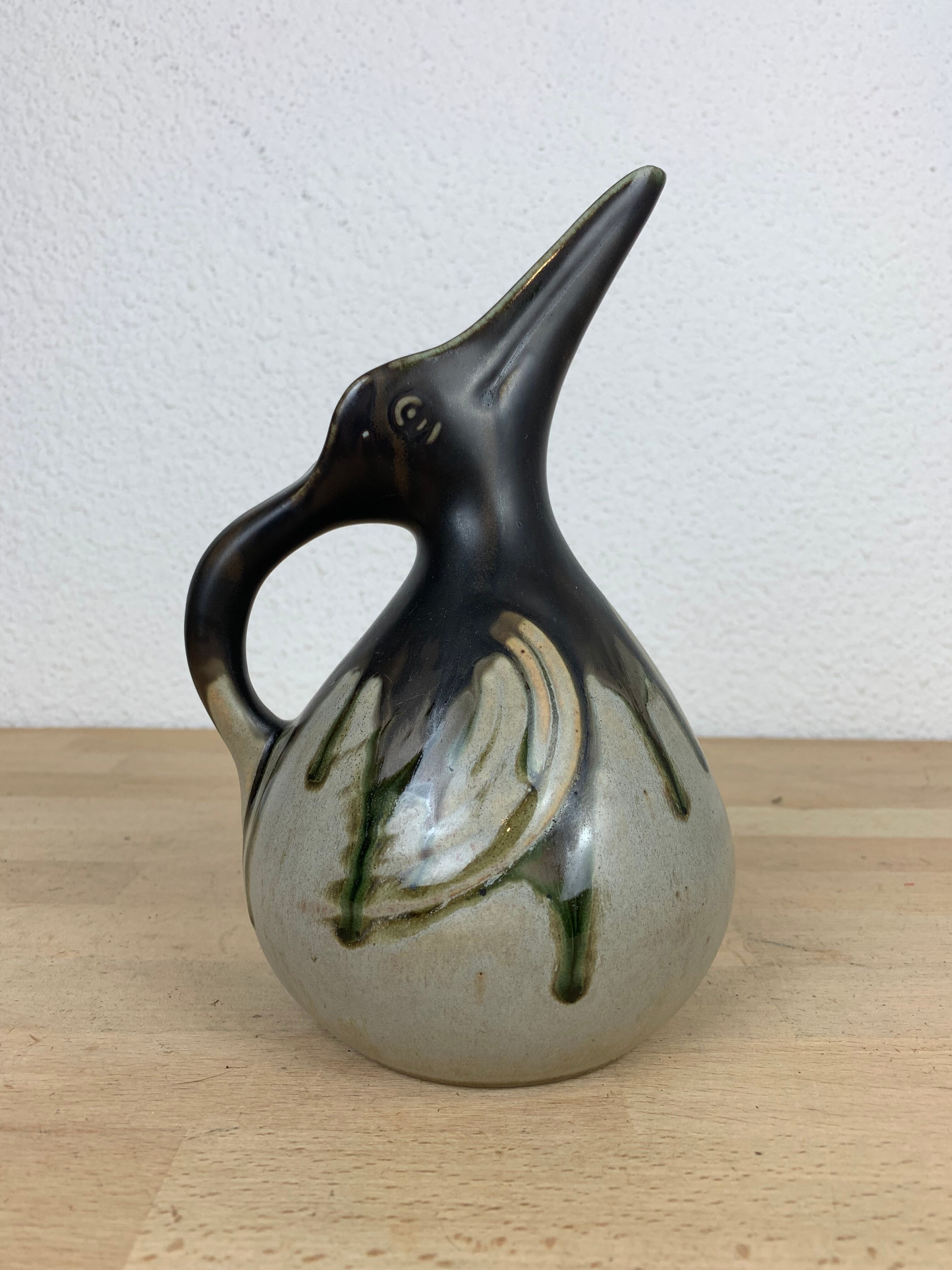 Pichet zoomorphe oiseau pélican par Gilbert Metenier, grès flammé