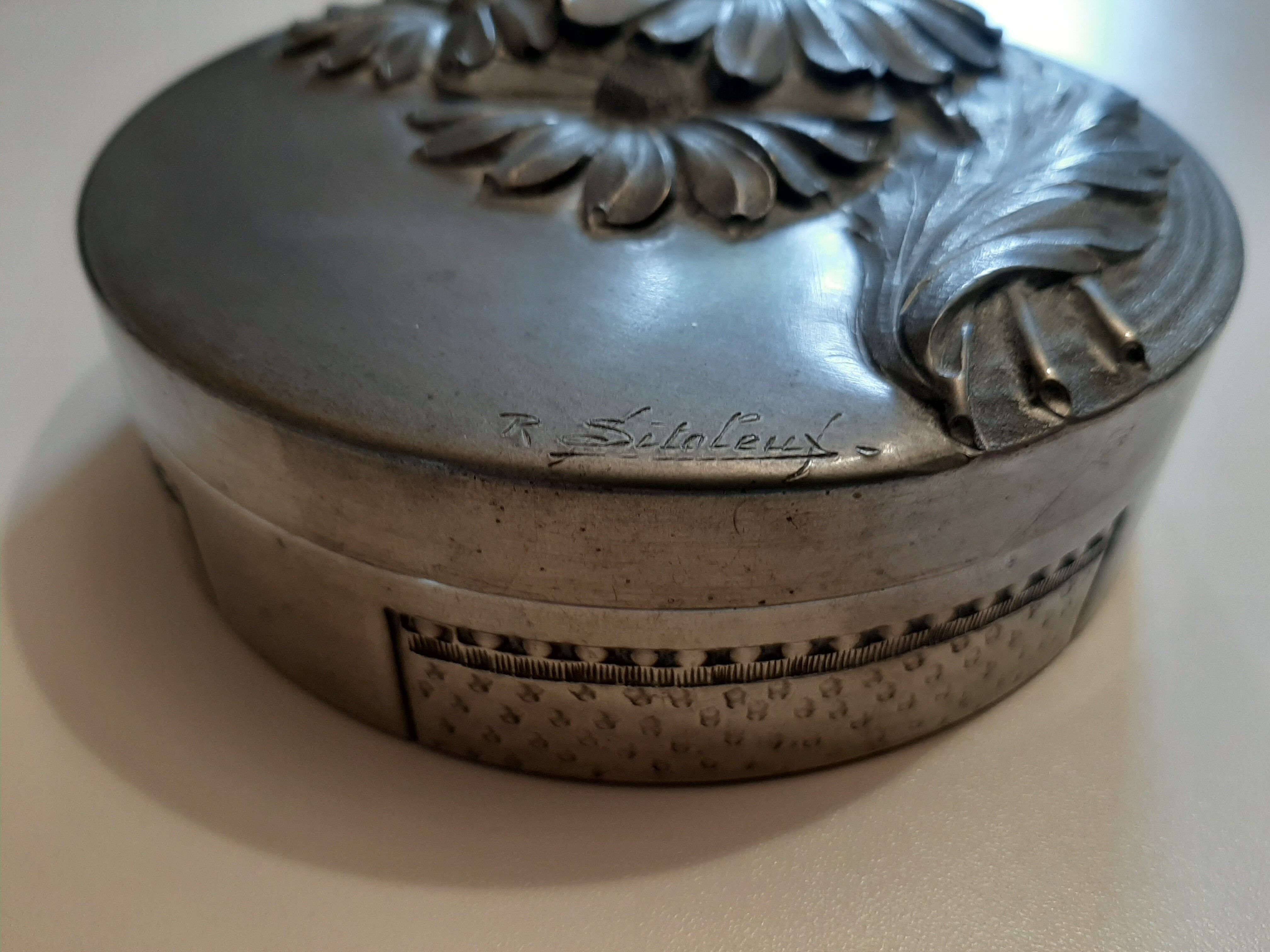 Art Nouveau tin box by R.Sitoleux