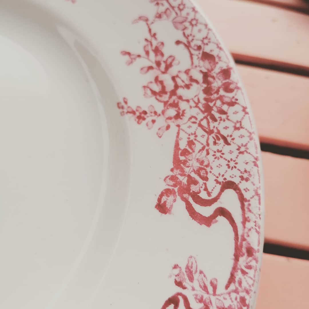 6 flat plates, Saint Amand earthenware, Fleurie series "Glycine"