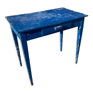 Table en bois peinte en bleu avec