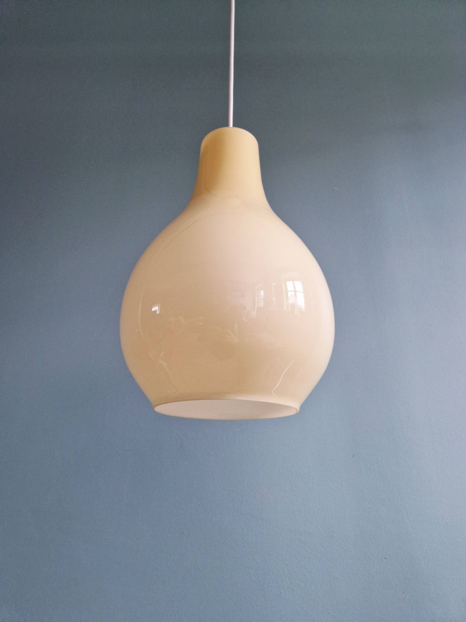 Suspension scandinave bulbeuse en opaline jaune, 1960