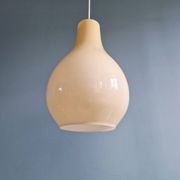 Suspension scandinave bulbeuse en opaline jaune, 1960