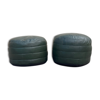 Deux poufs bouts de canapés en patchwork de cuir