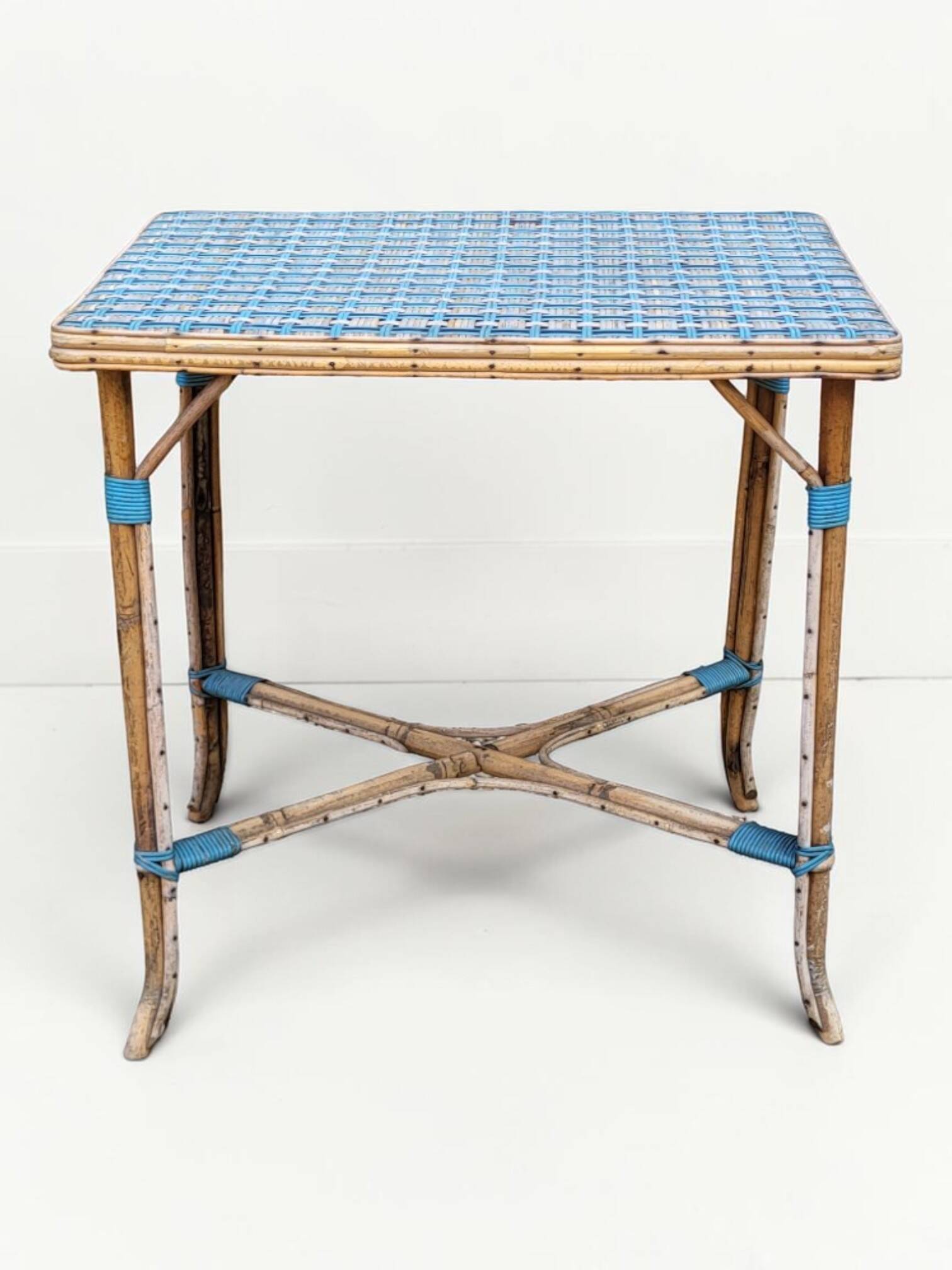Table en rotin tressée, milieu XXème