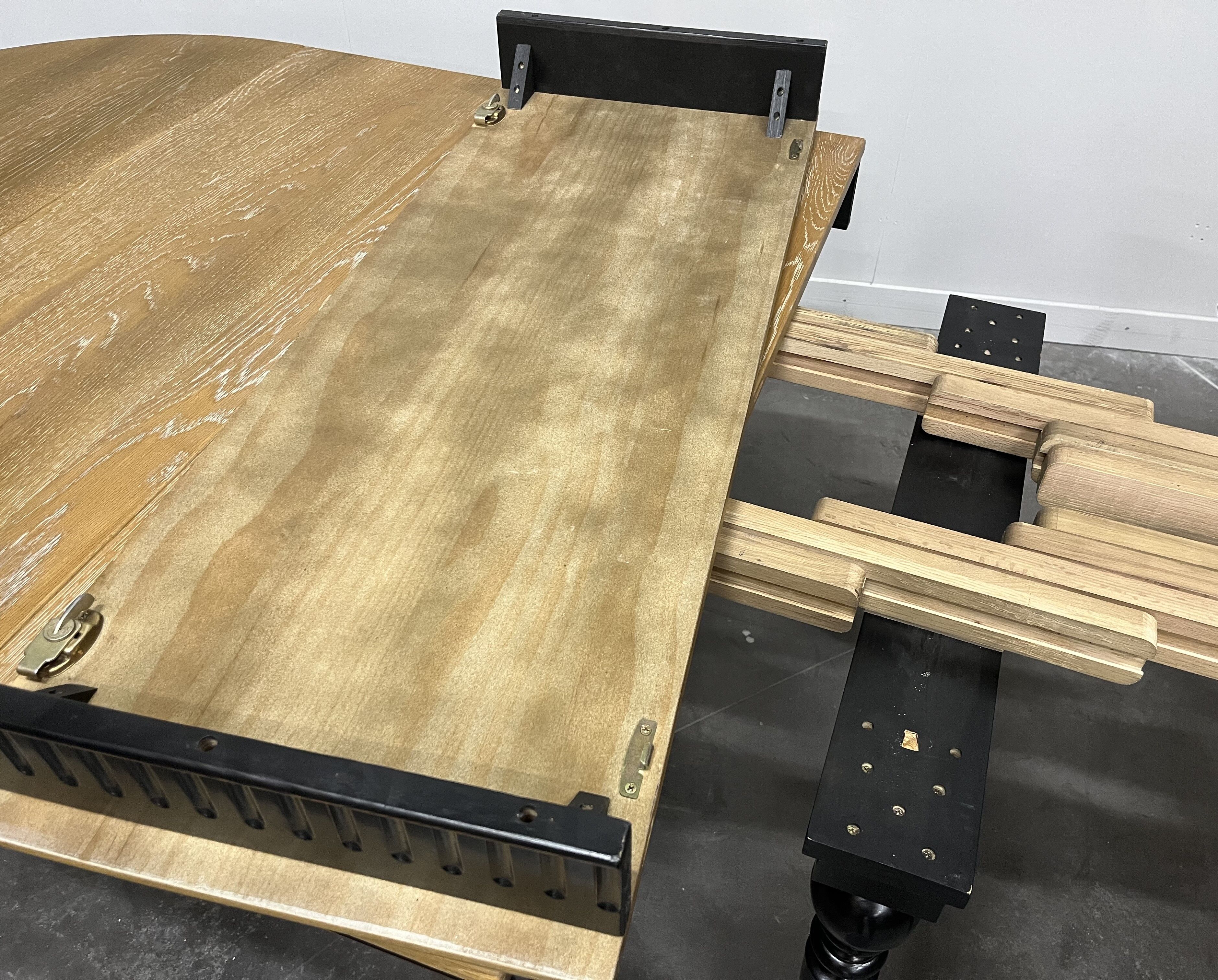 Elegant extendable oak table and black legs, 6/16 covers