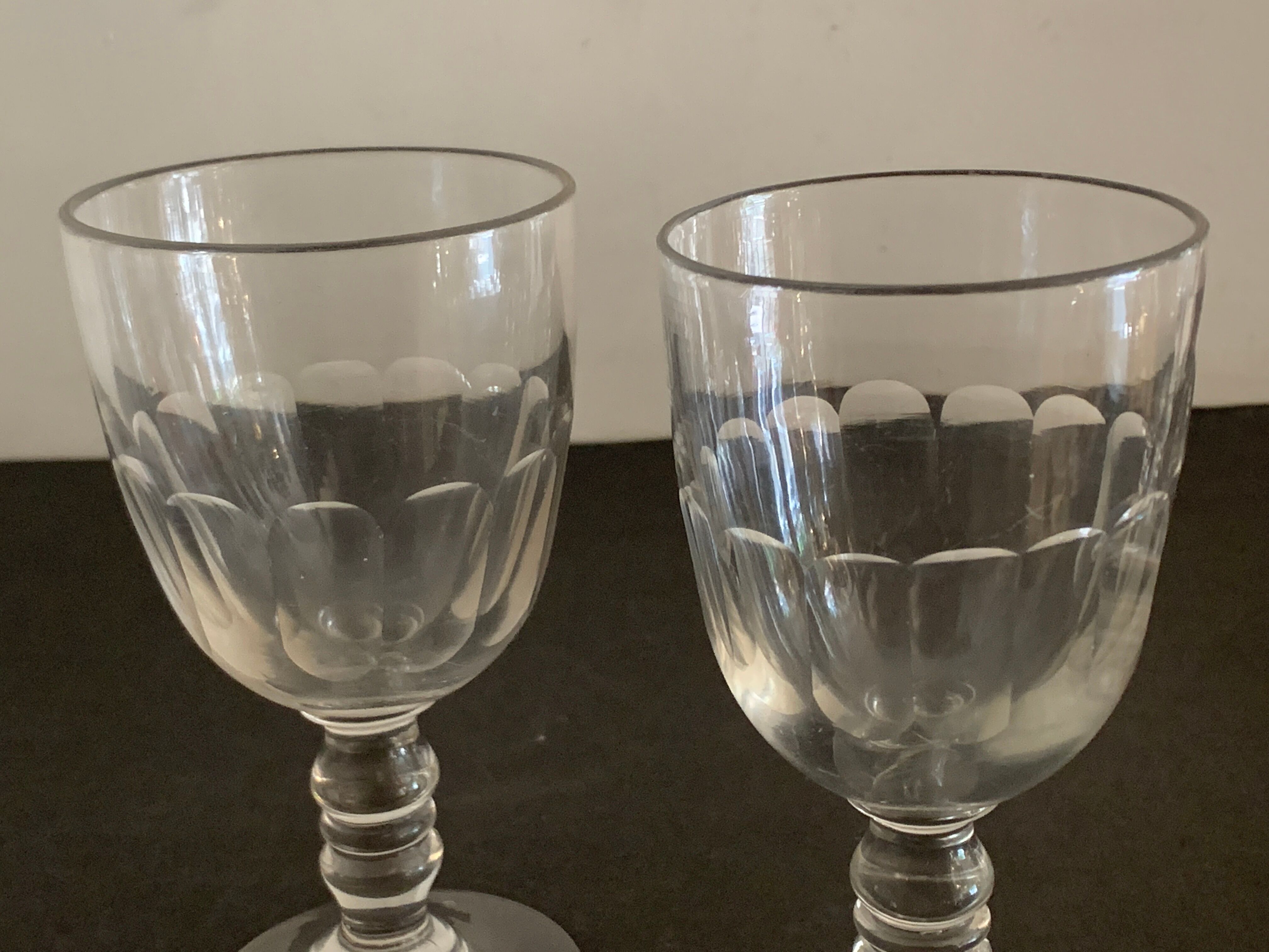 4 verres anciens à pied avec pans coupés