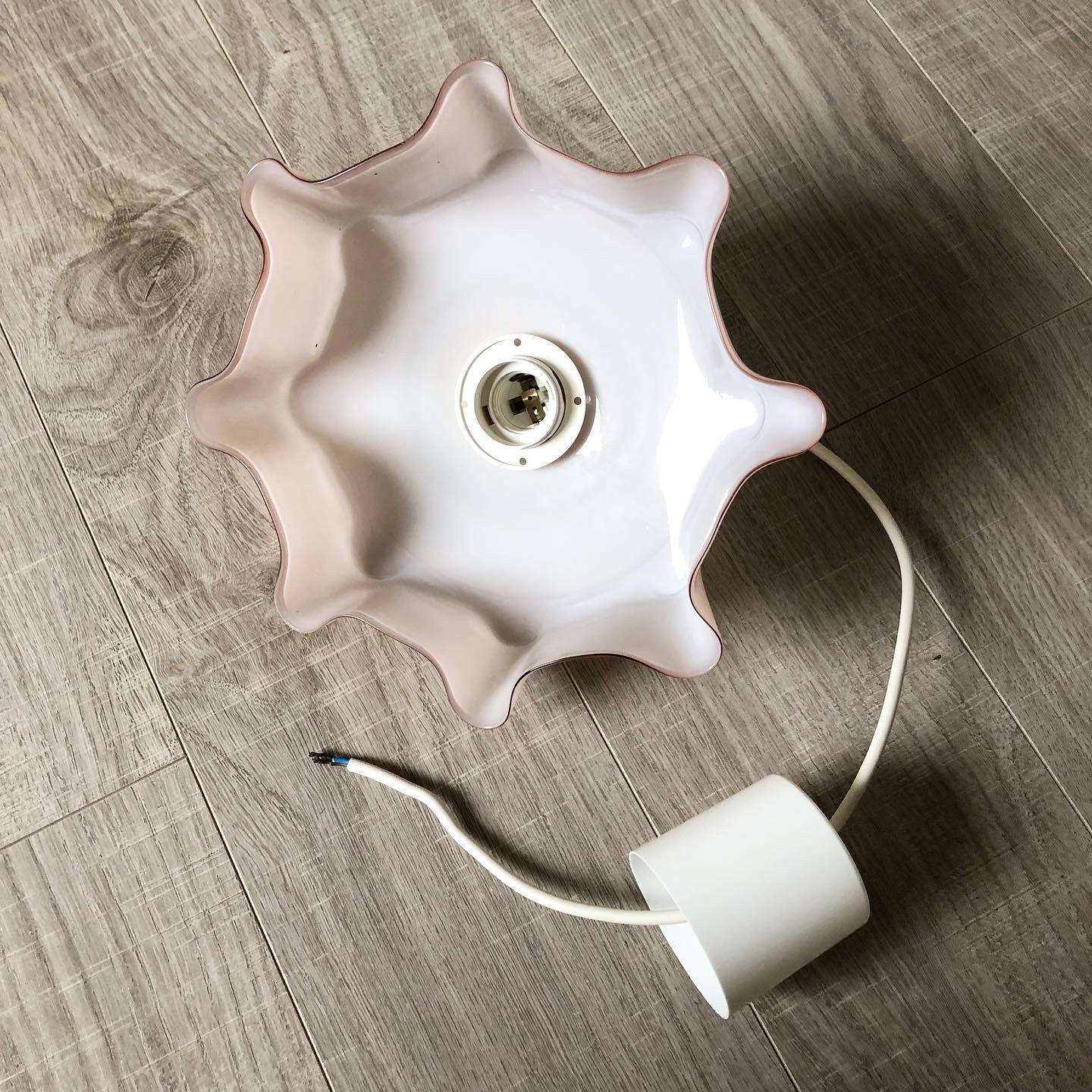 Suspension en opaline rose vintage