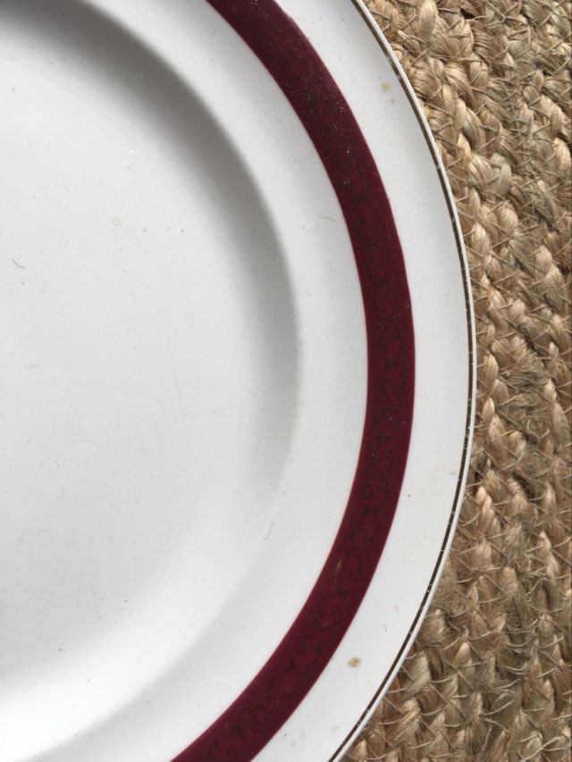 Old flat plates in red and green