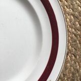 Old flat plates in red and green