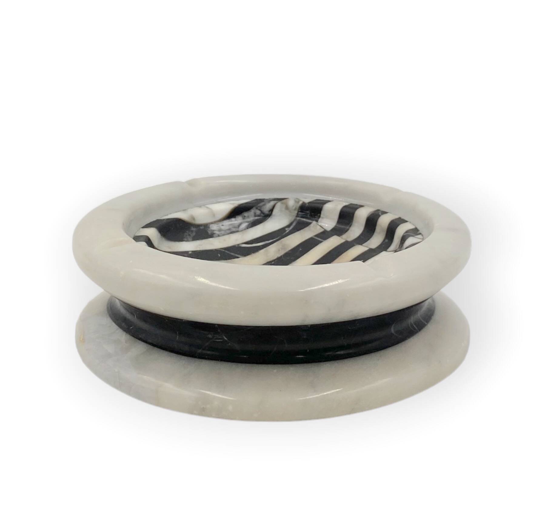 Black and white marble inlays ashtray, Casigliani Italy, 1970s