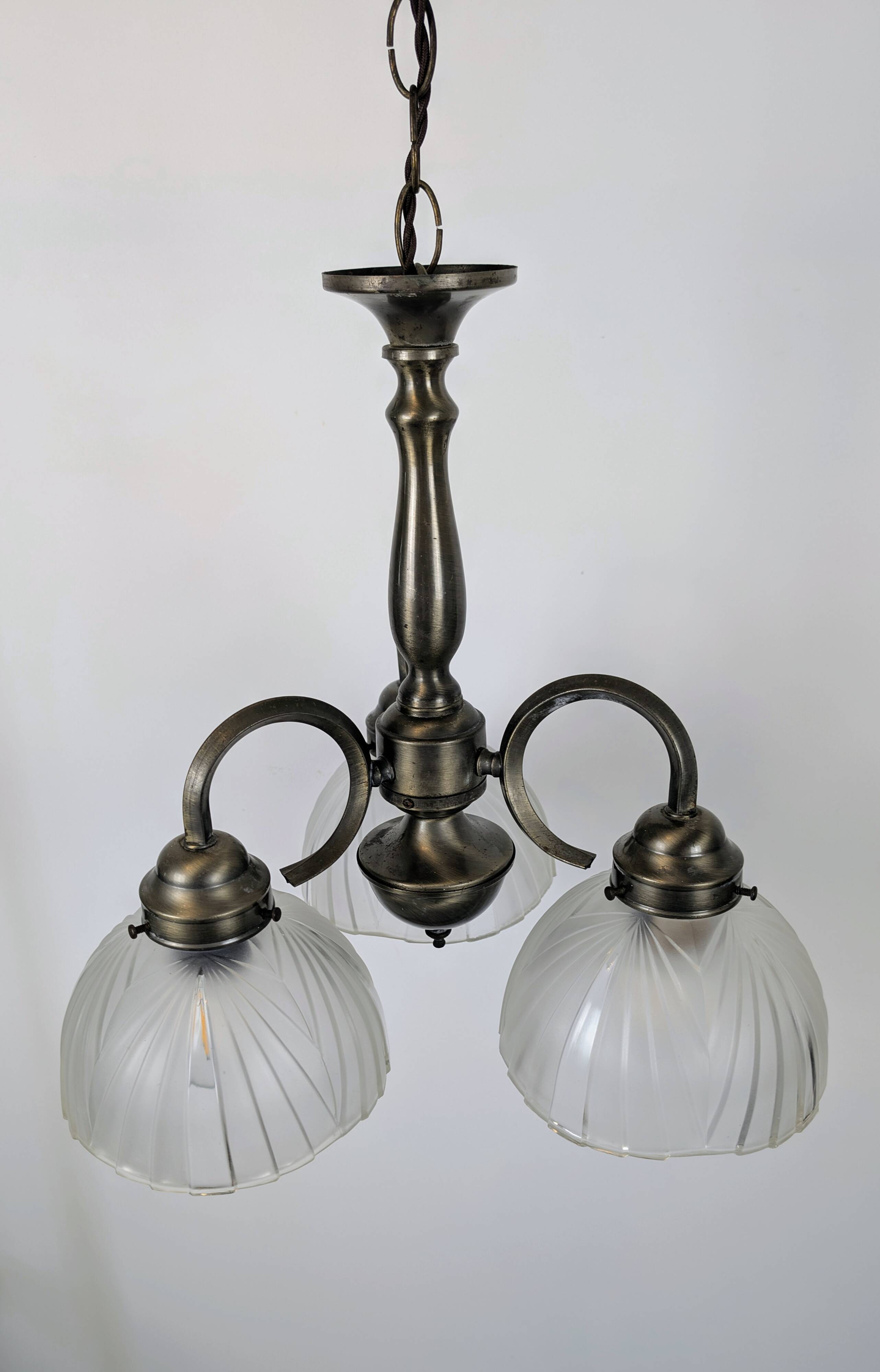 Antique Art Deco chandelier with 3 arms in patinated metal and ribbed glass.