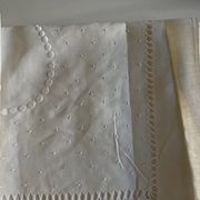 Drap de fil de lin brodé de pois sans monogramme 1950