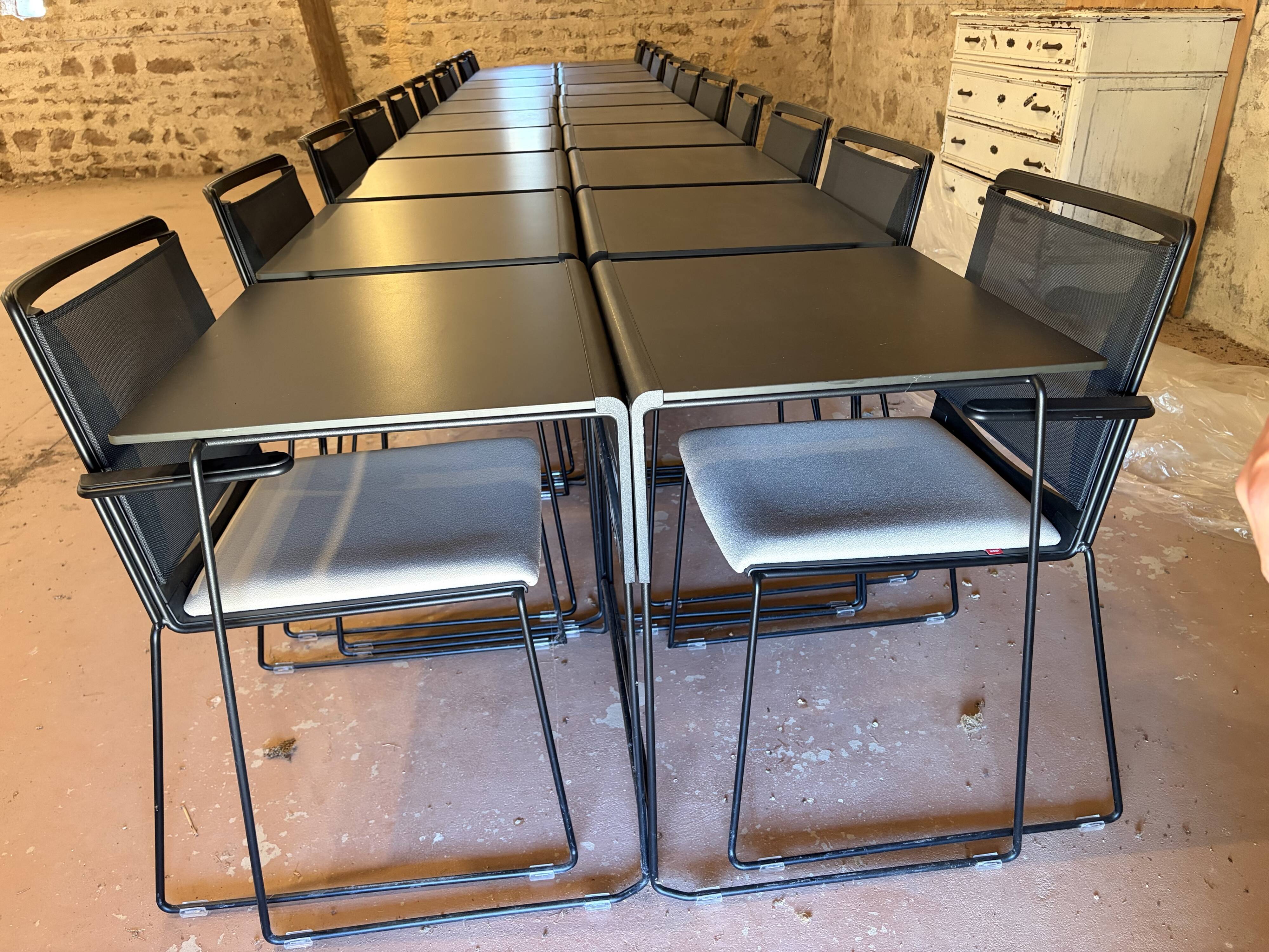 20 tables Ibebi Galileo et 20 chaises Tosca