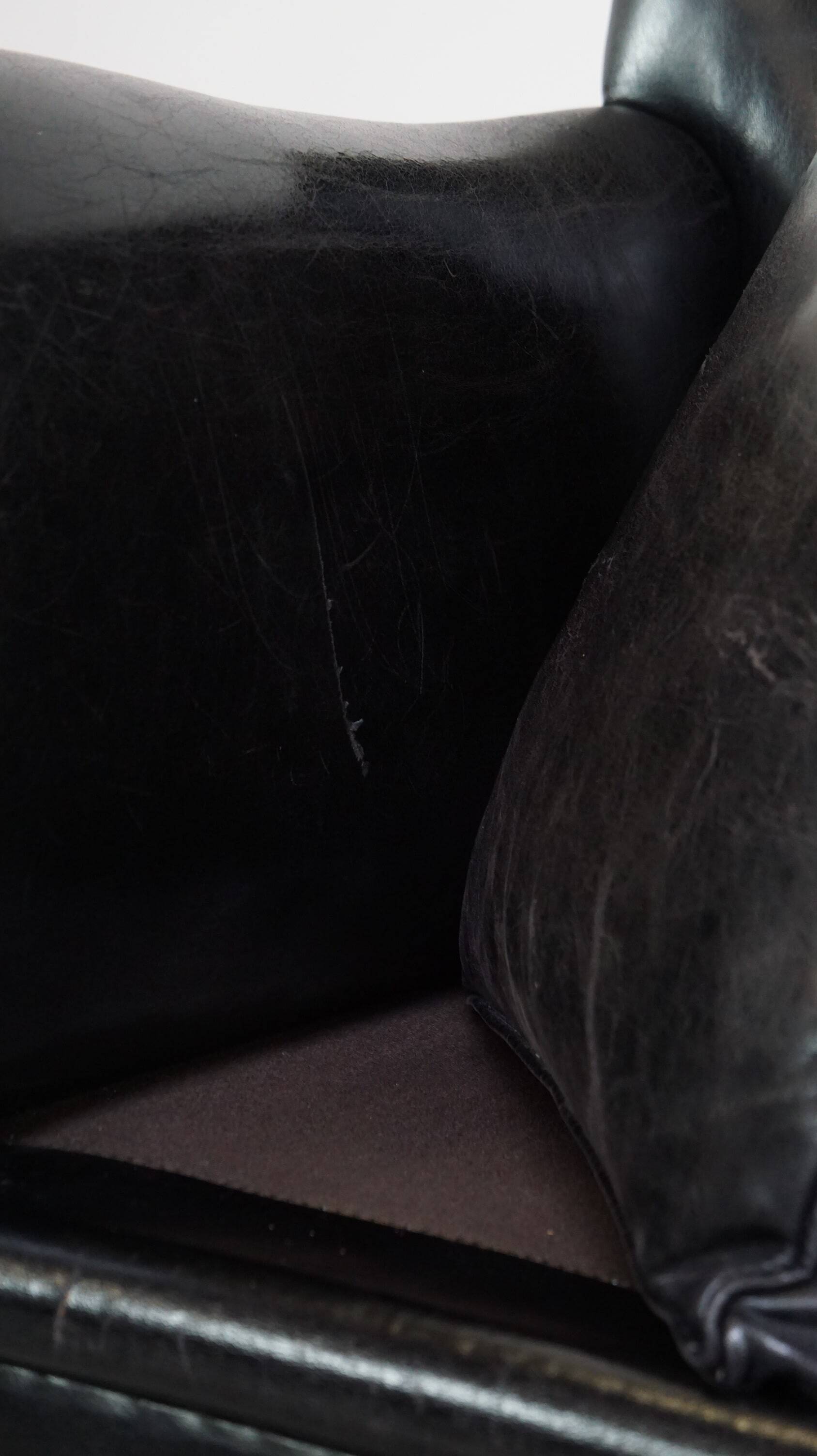 Luxurious and comfortable sheepskin armchair in a unique, stately black color