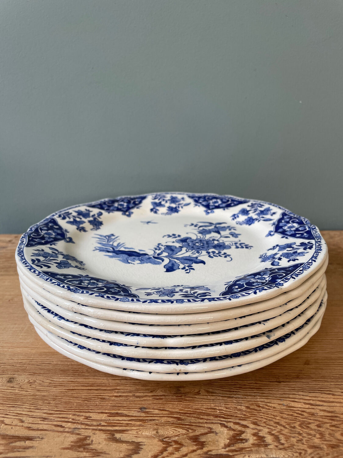 Set of 7 flat plates in Gien earthenware, Delft décor