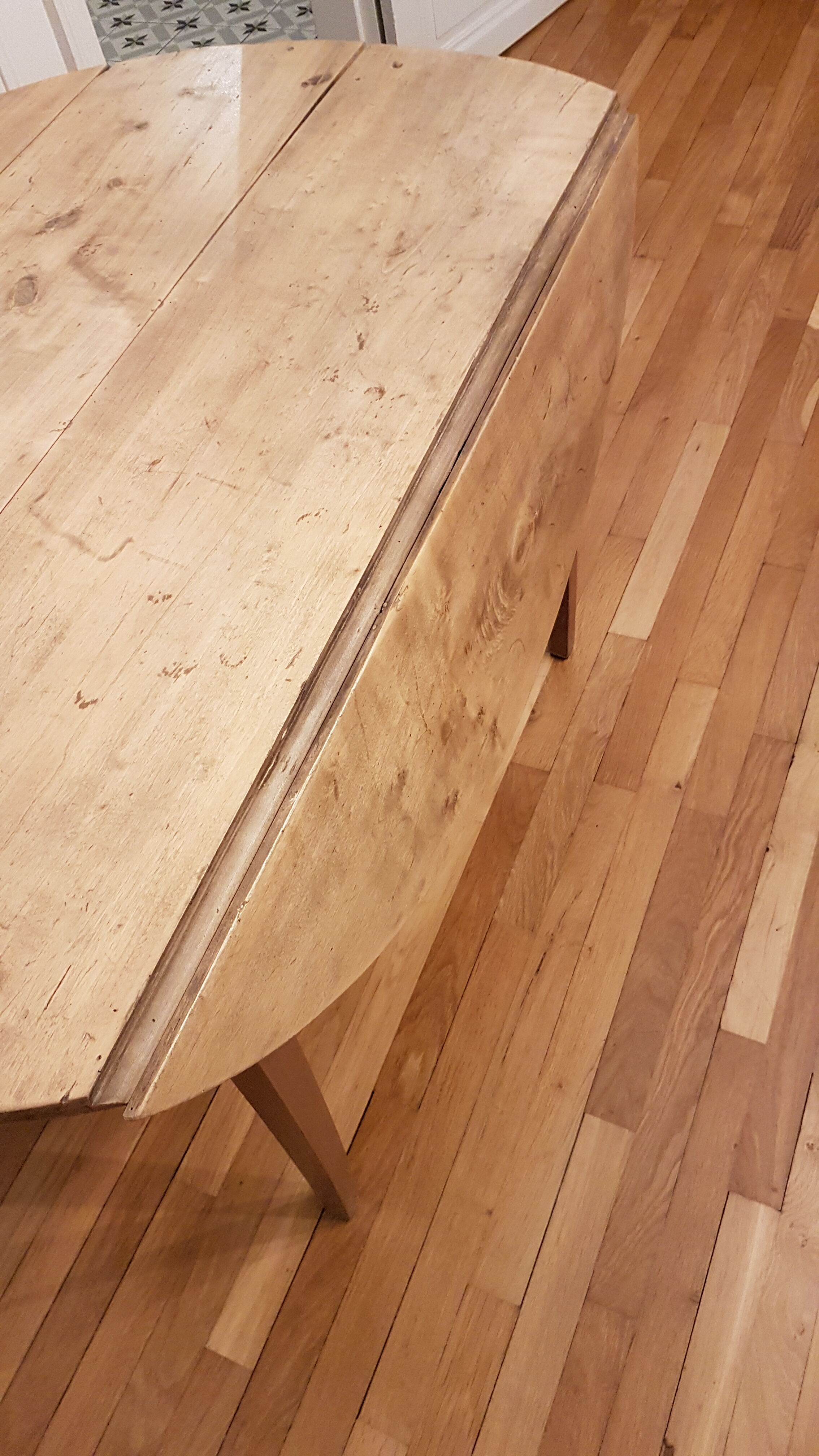 Round table with flaps